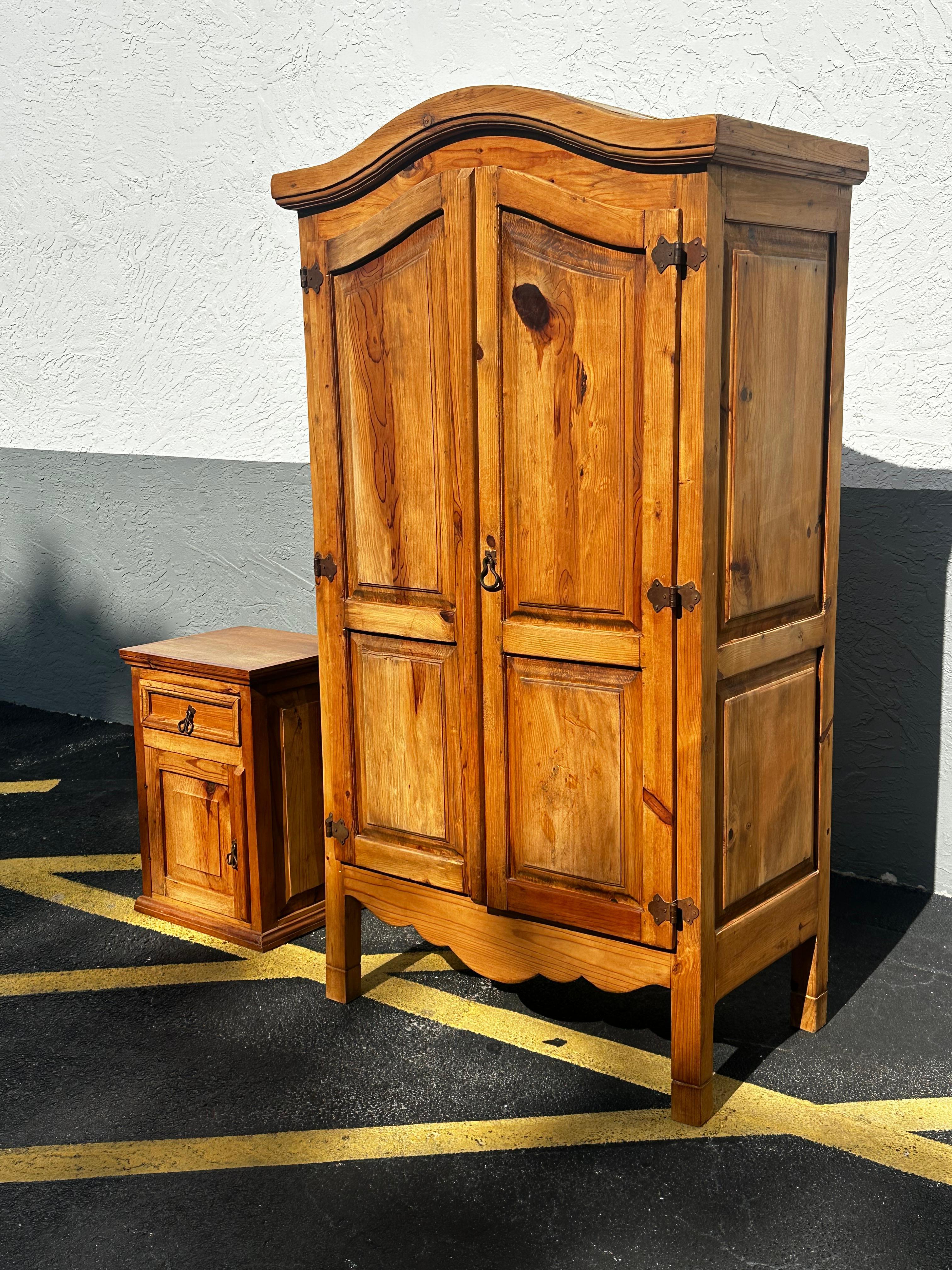 Rustique Armoire mexicaine en bois arqué des années 1940, sculptée à la main, ensemble de 2 tables de nuit en vente
