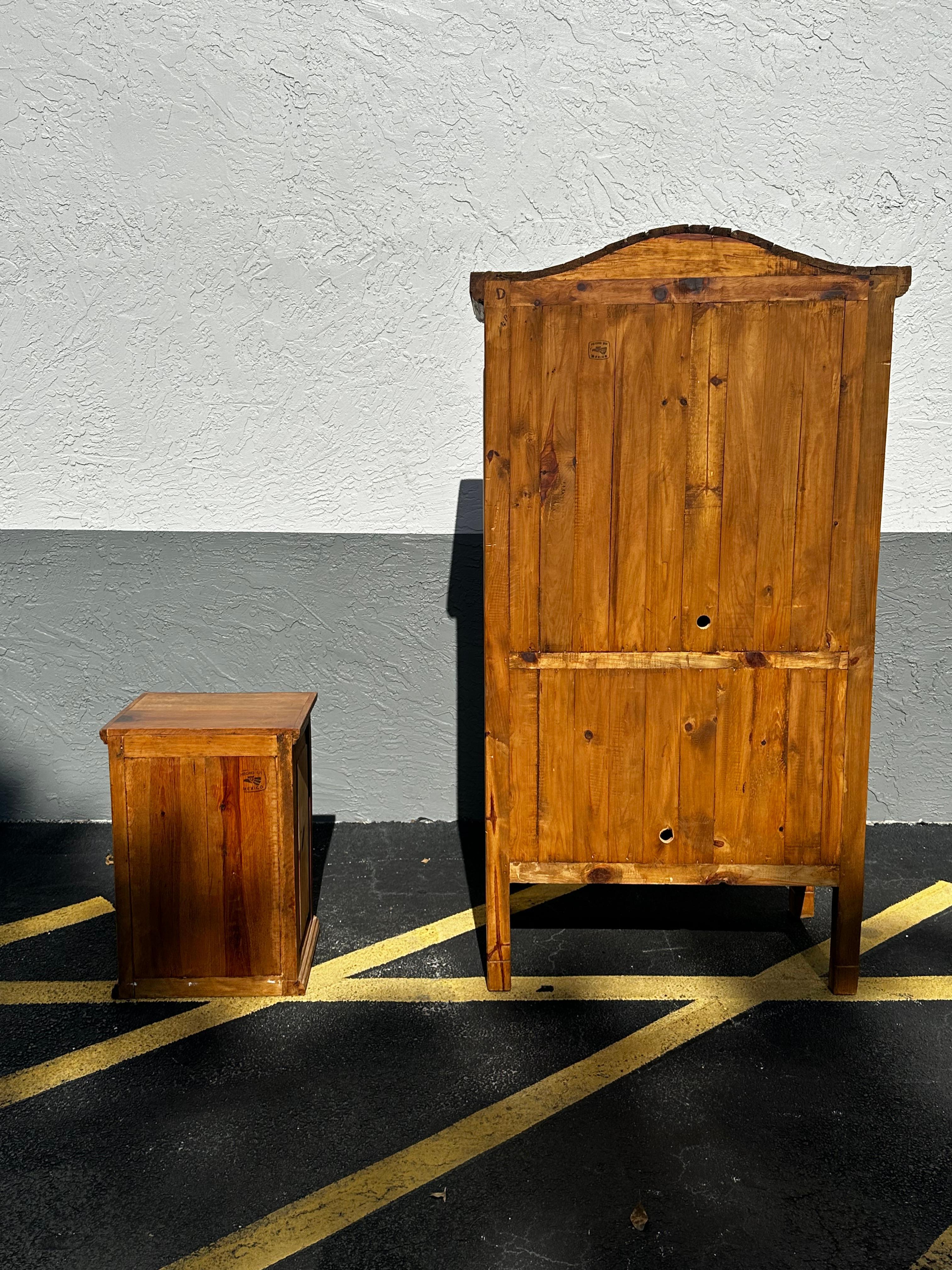 Mexicain Armoire mexicaine en bois arqué des années 1940, sculptée à la main, ensemble de 2 tables de nuit en vente