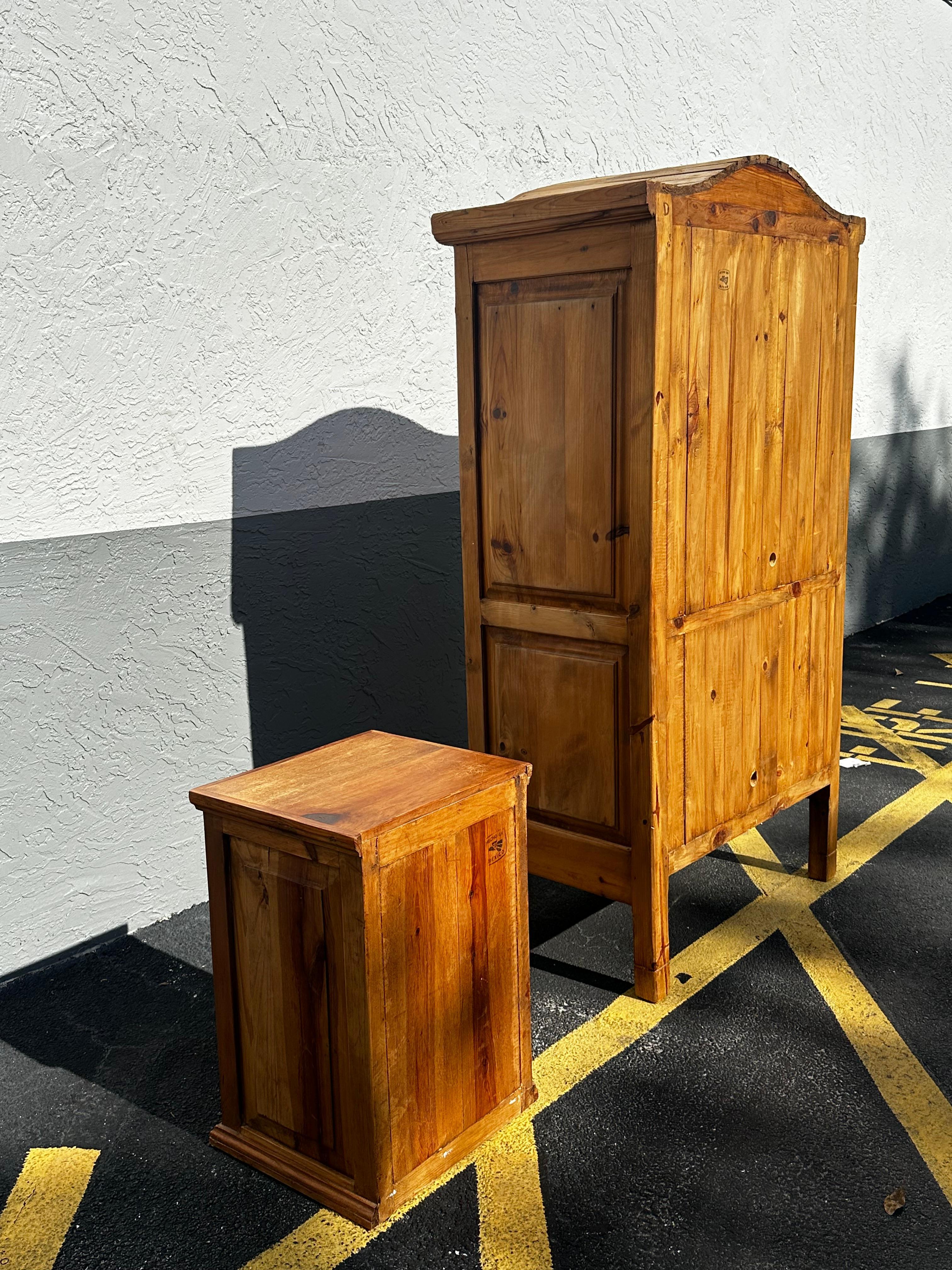 Armoire mexicaine en bois arqué des années 1940, sculptée à la main, ensemble de 2 tables de nuit Bon état - En vente à Fort Lauderdale, FL