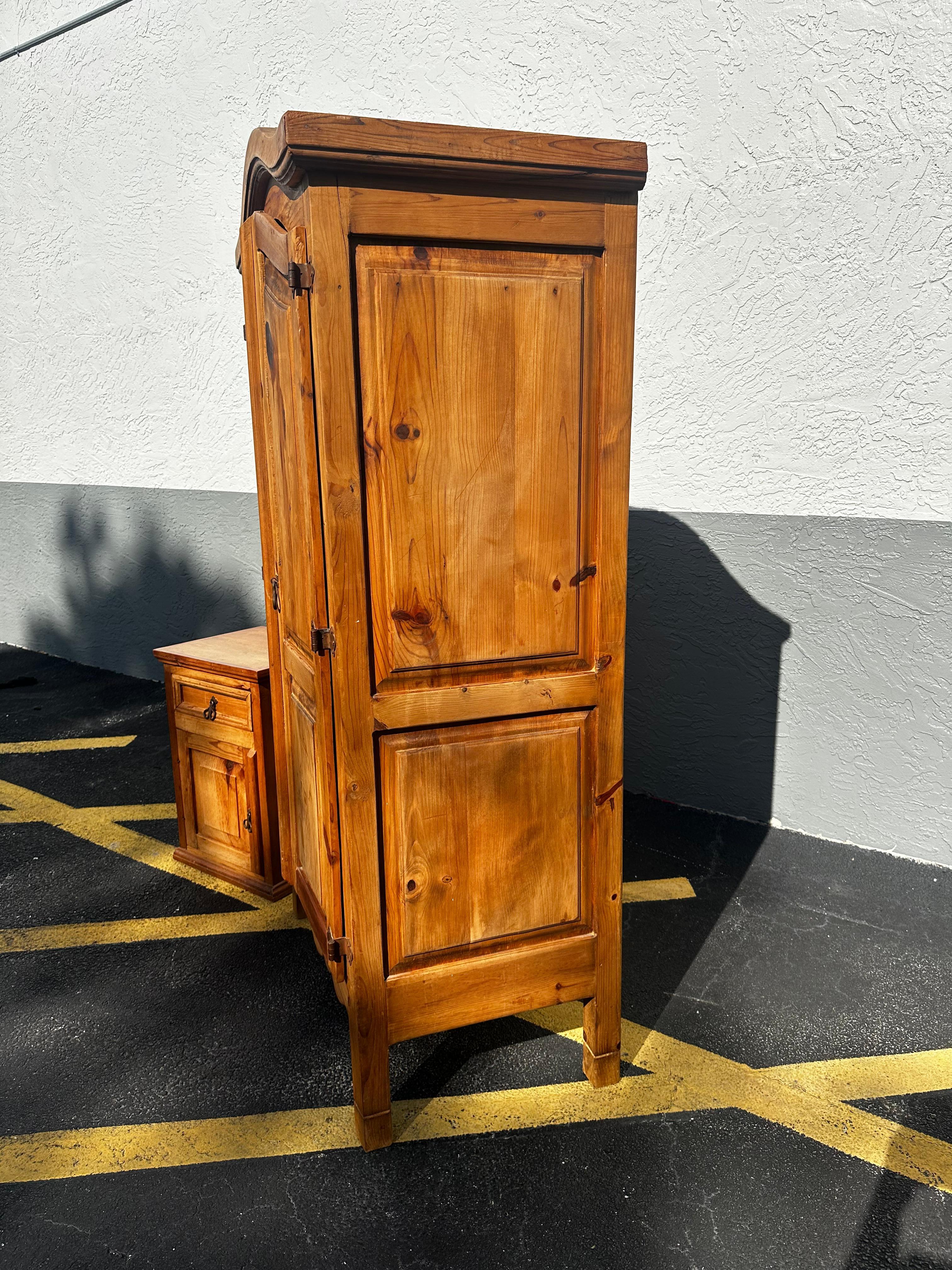 Milieu du XXe siècle Armoire mexicaine en bois arqué des années 1940, sculptée à la main, ensemble de 2 tables de nuit en vente