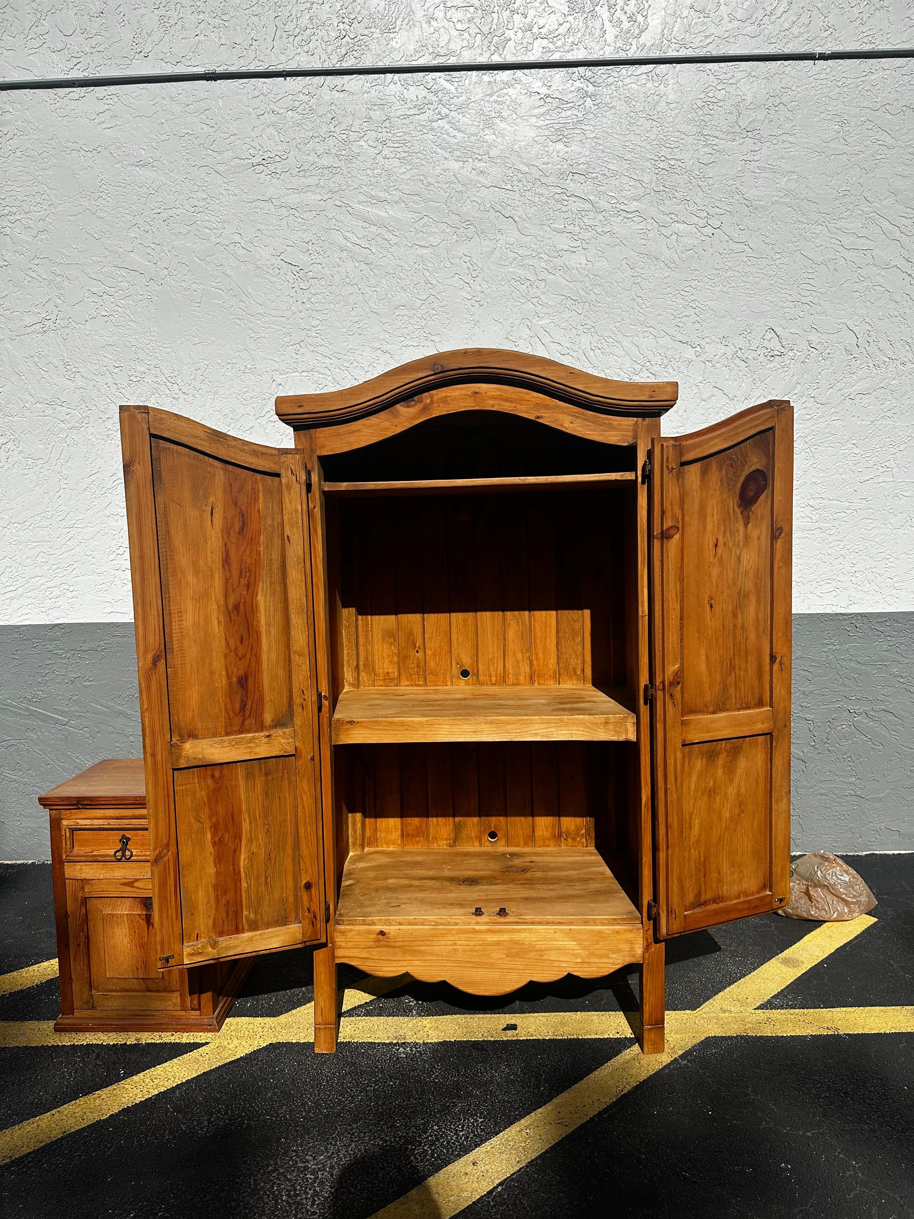 Fer Armoire mexicaine en bois arqué des années 1940, sculptée à la main, ensemble de 2 tables de nuit en vente