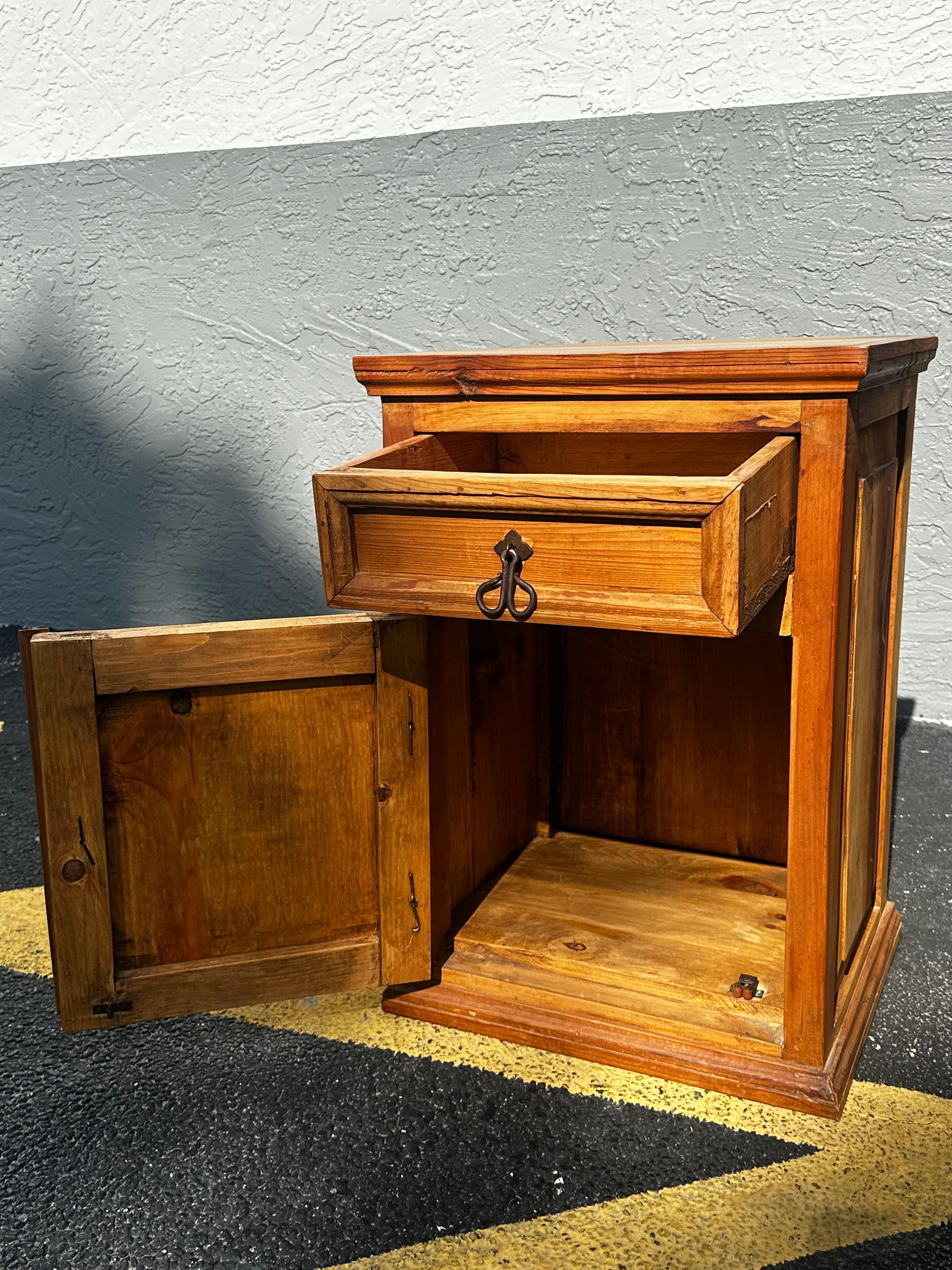 Armoire mexicaine en bois arqué des années 1940, sculptée à la main, ensemble de 2 tables de nuit en vente 1