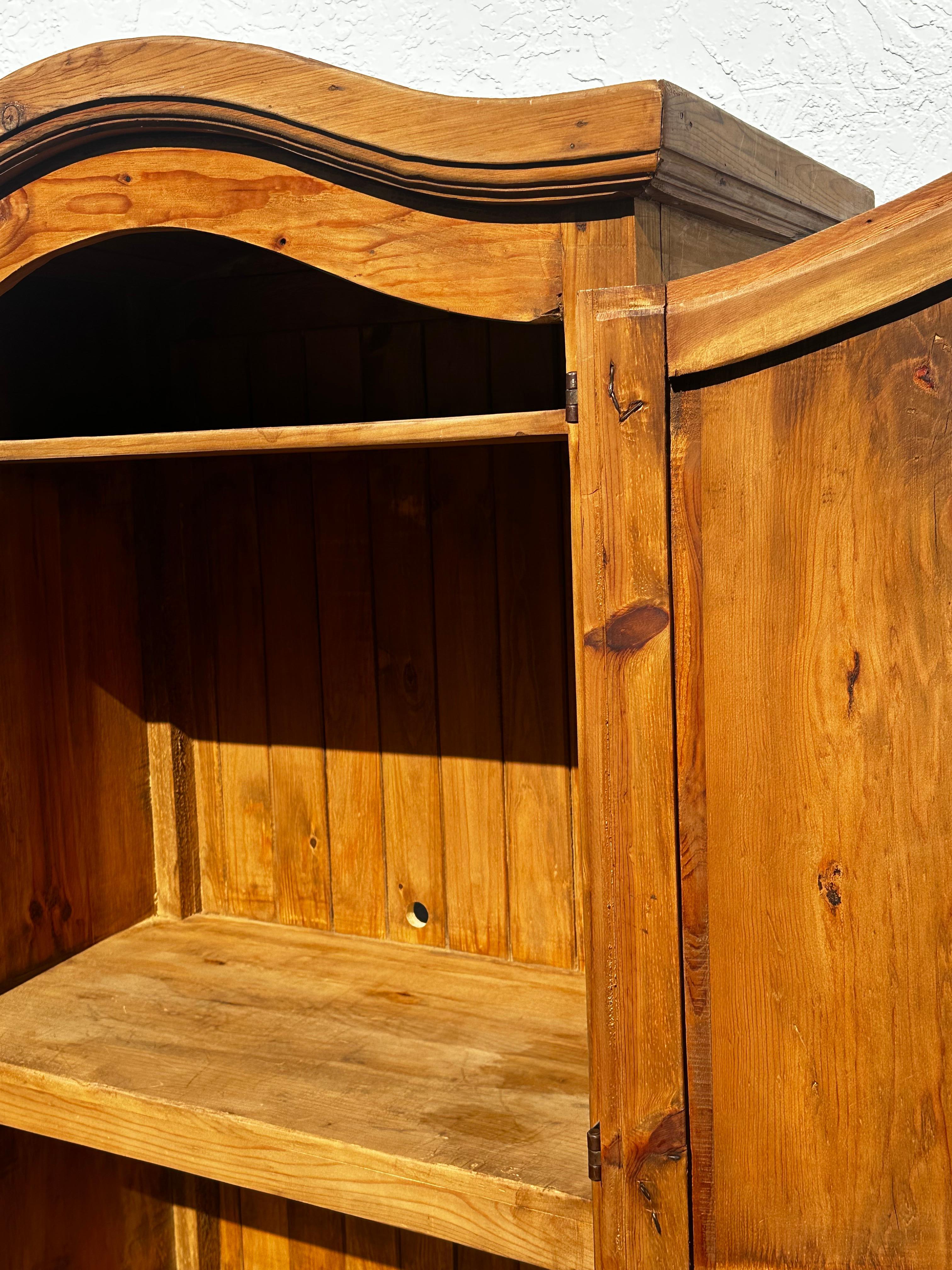 Armoire mexicaine en bois arqué des années 1940, sculptée à la main, ensemble de 2 tables de nuit en vente 2