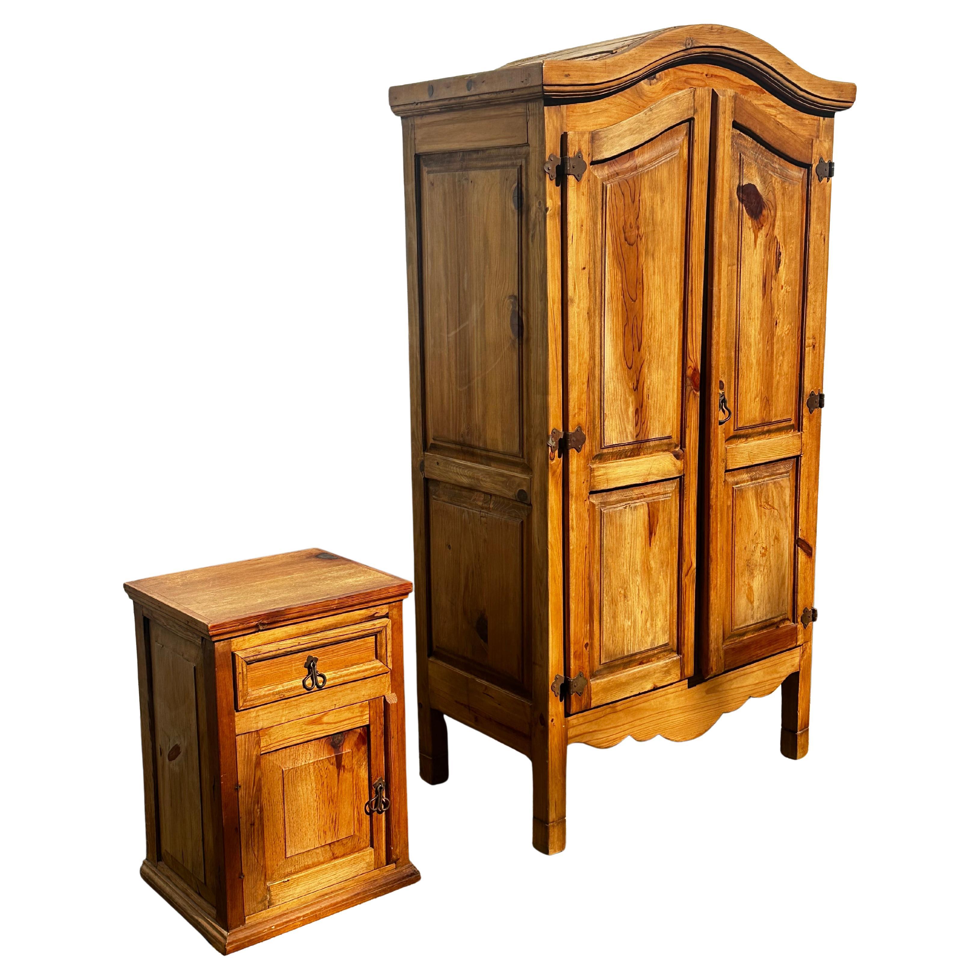 Armoire mexicaine en bois arqué des années 1940, sculptée à la main, ensemble de 2 tables de nuit en vente