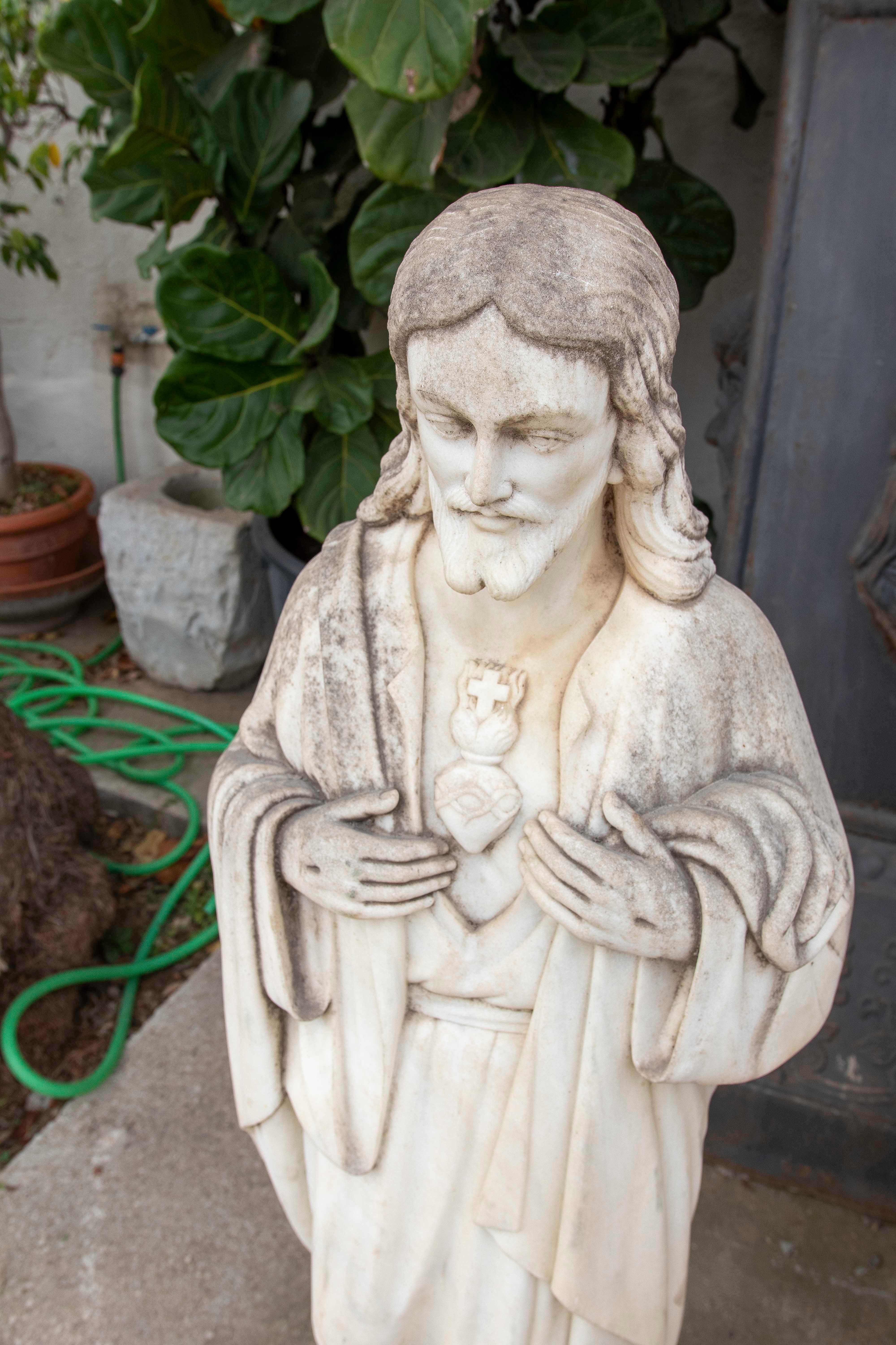 Spagnolo Scultura in marmo scolpita a mano degli anni '40 raffigurante Gesù Cristo del Sacro Cuore in vendita