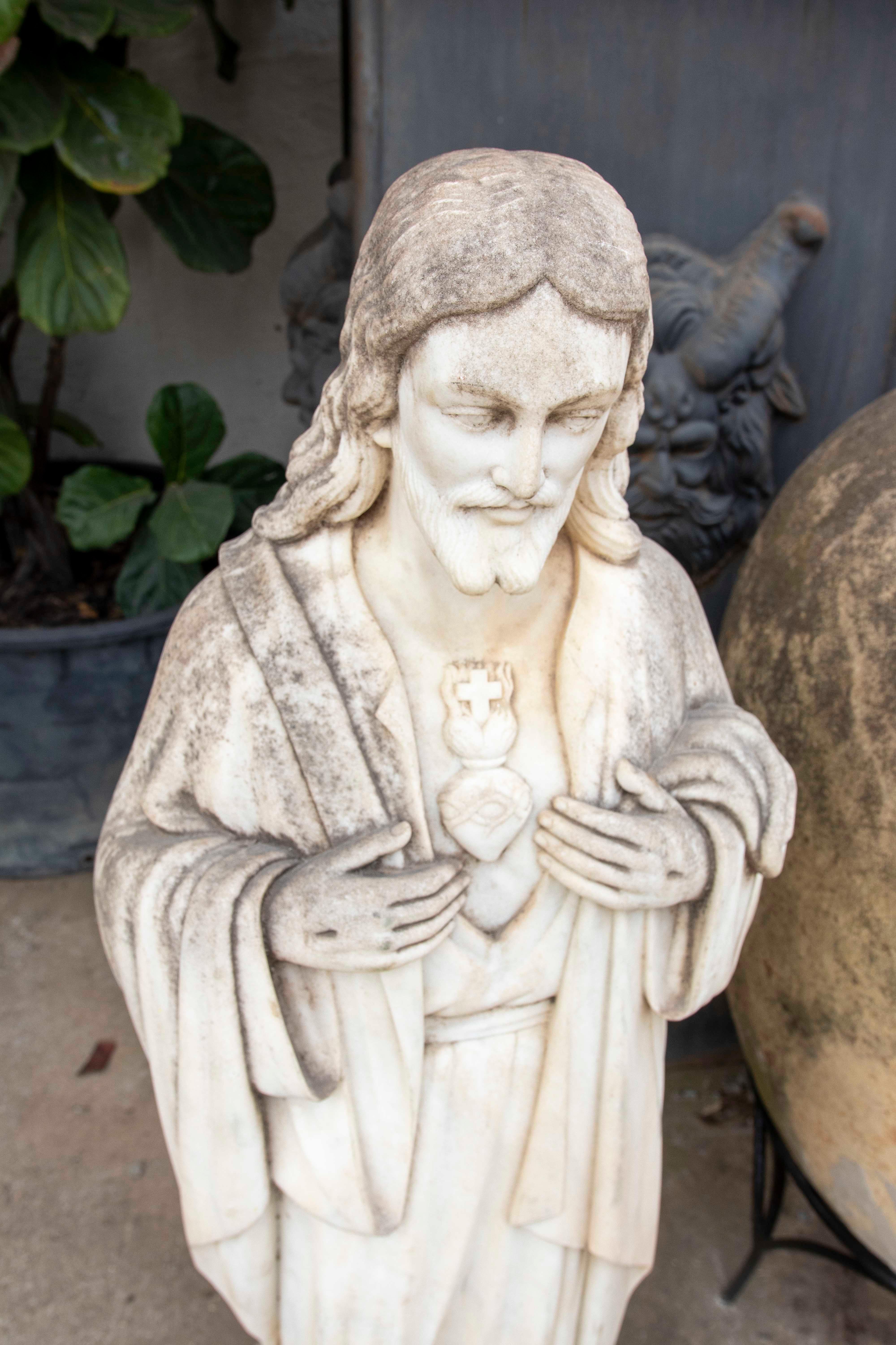 Intagliato a mano Scultura in marmo scolpita a mano degli anni '40 raffigurante Gesù Cristo del Sacro Cuore in vendita