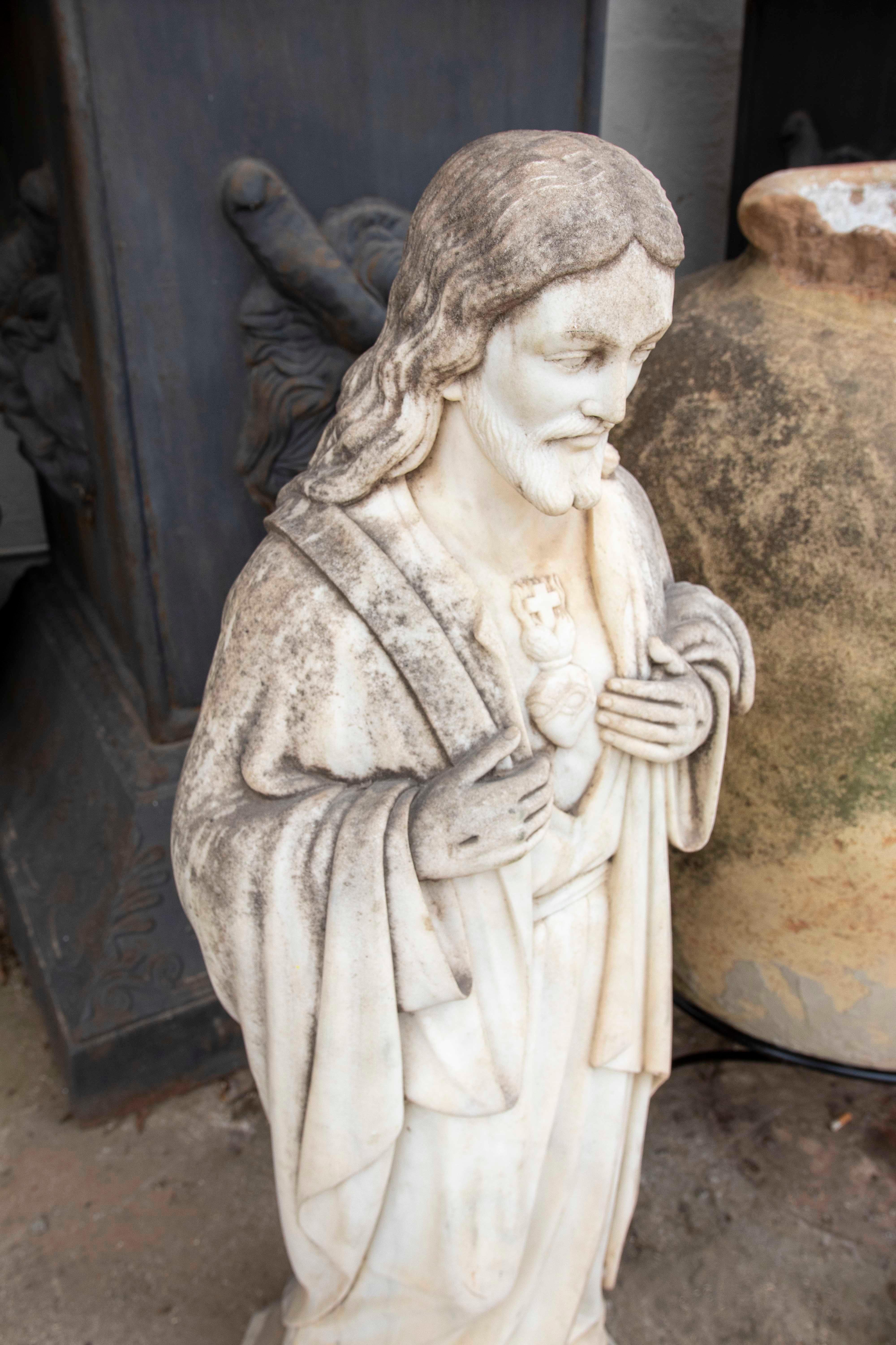 Scultura in marmo scolpita a mano degli anni '40 raffigurante Gesù Cristo del Sacro Cuore In condizioni buone in vendita a Marbella, ES