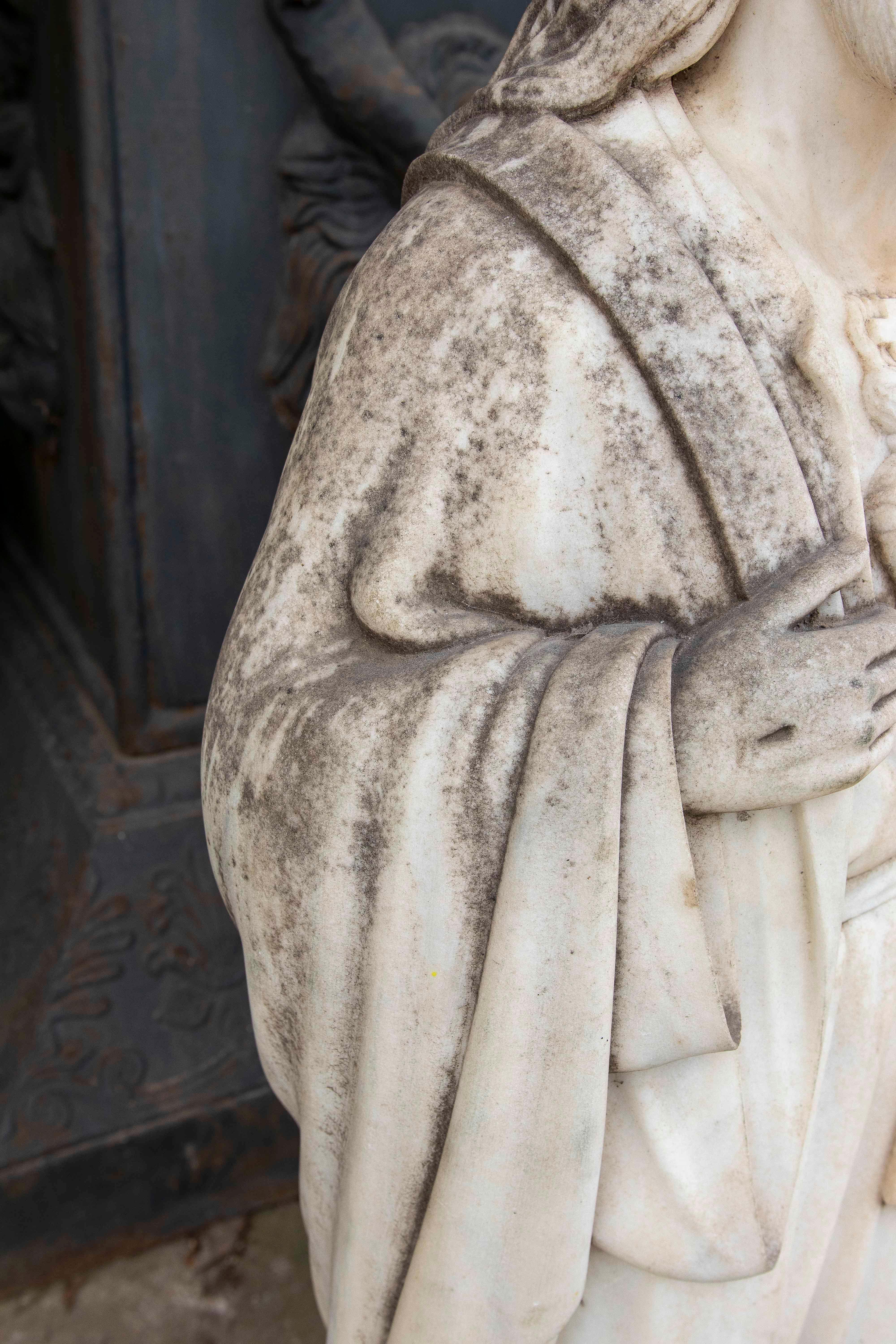 XX secolo Scultura in marmo scolpita a mano degli anni '40 raffigurante Gesù Cristo del Sacro Cuore in vendita