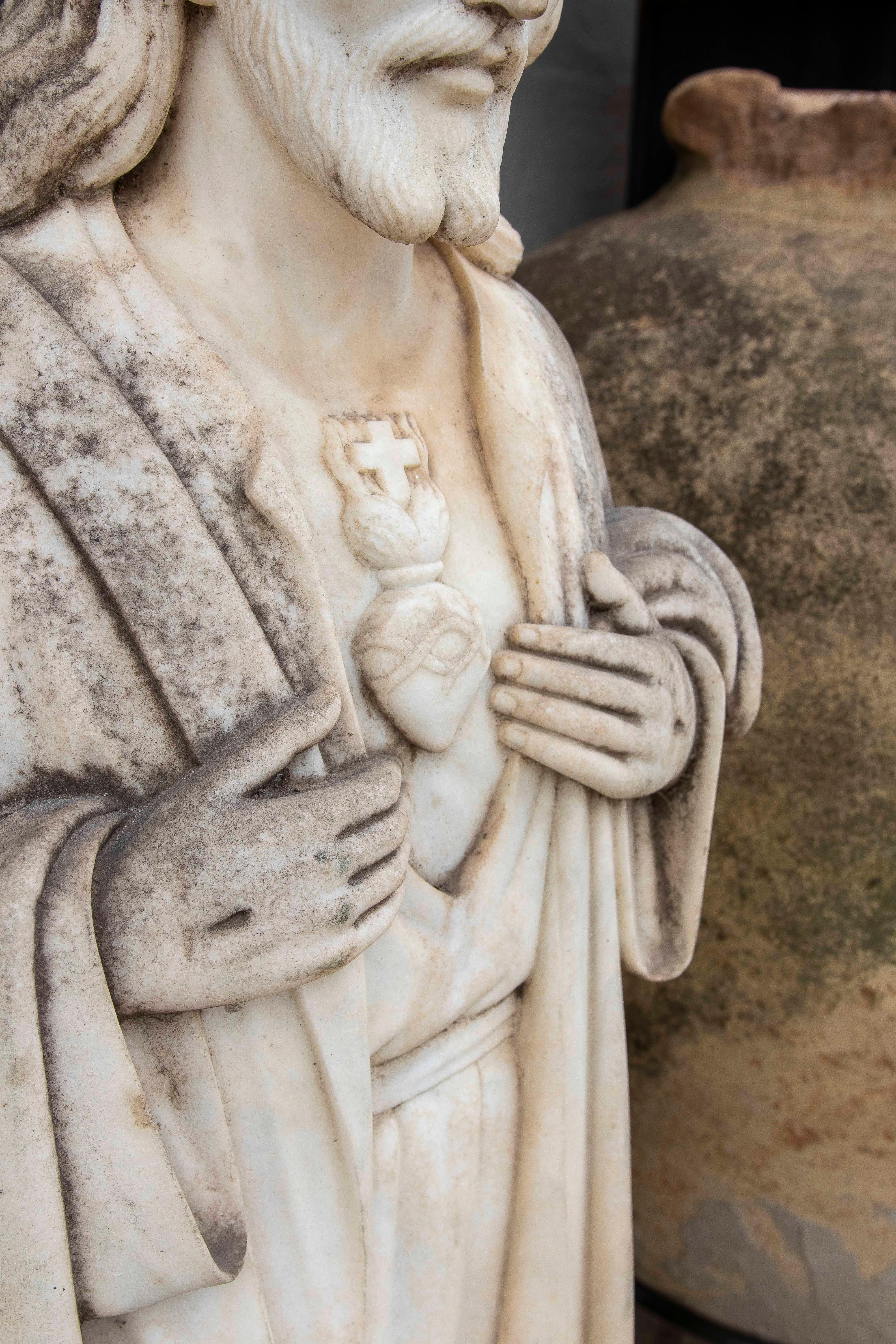 Marmo Scultura in marmo scolpita a mano degli anni '40 raffigurante Gesù Cristo del Sacro Cuore in vendita