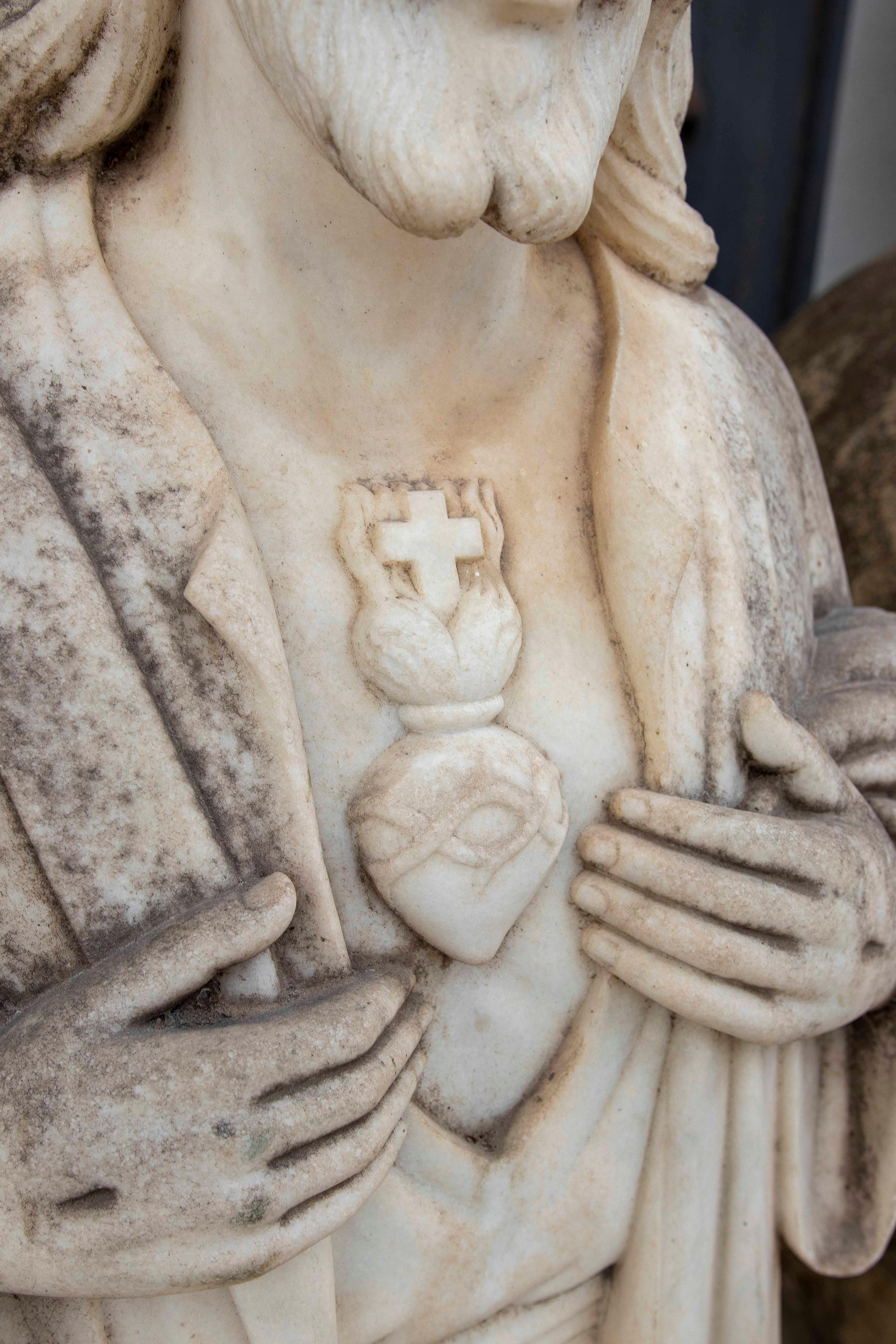 Scultura in marmo scolpita a mano degli anni '40 raffigurante Gesù Cristo del Sacro Cuore in vendita 1