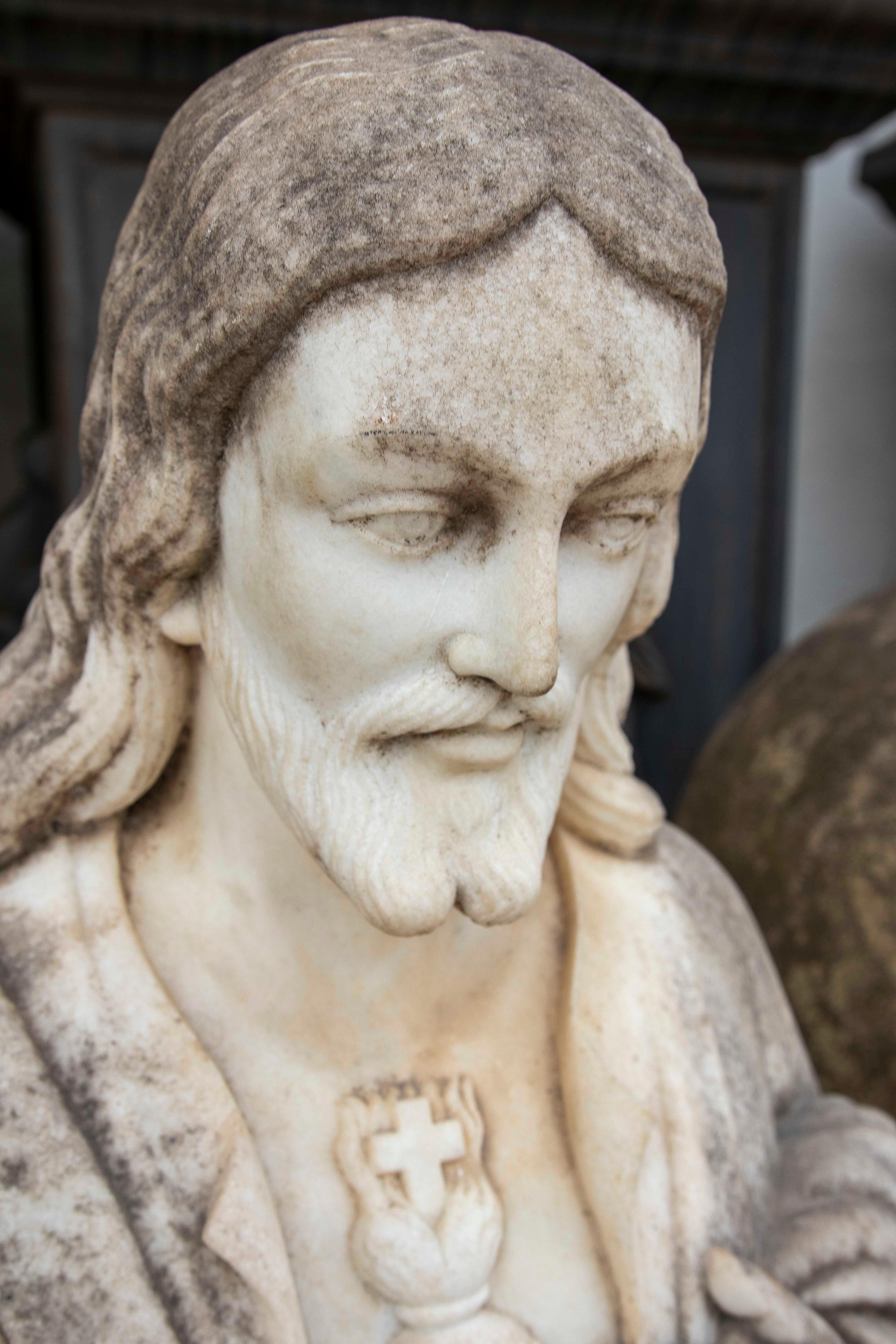 Scultura in marmo scolpita a mano degli anni '40 raffigurante Gesù Cristo del Sacro Cuore in vendita 2