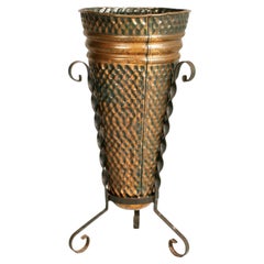 Stand Umbrella en laiton bruni et fer forgé embossé à la main, années 1940
