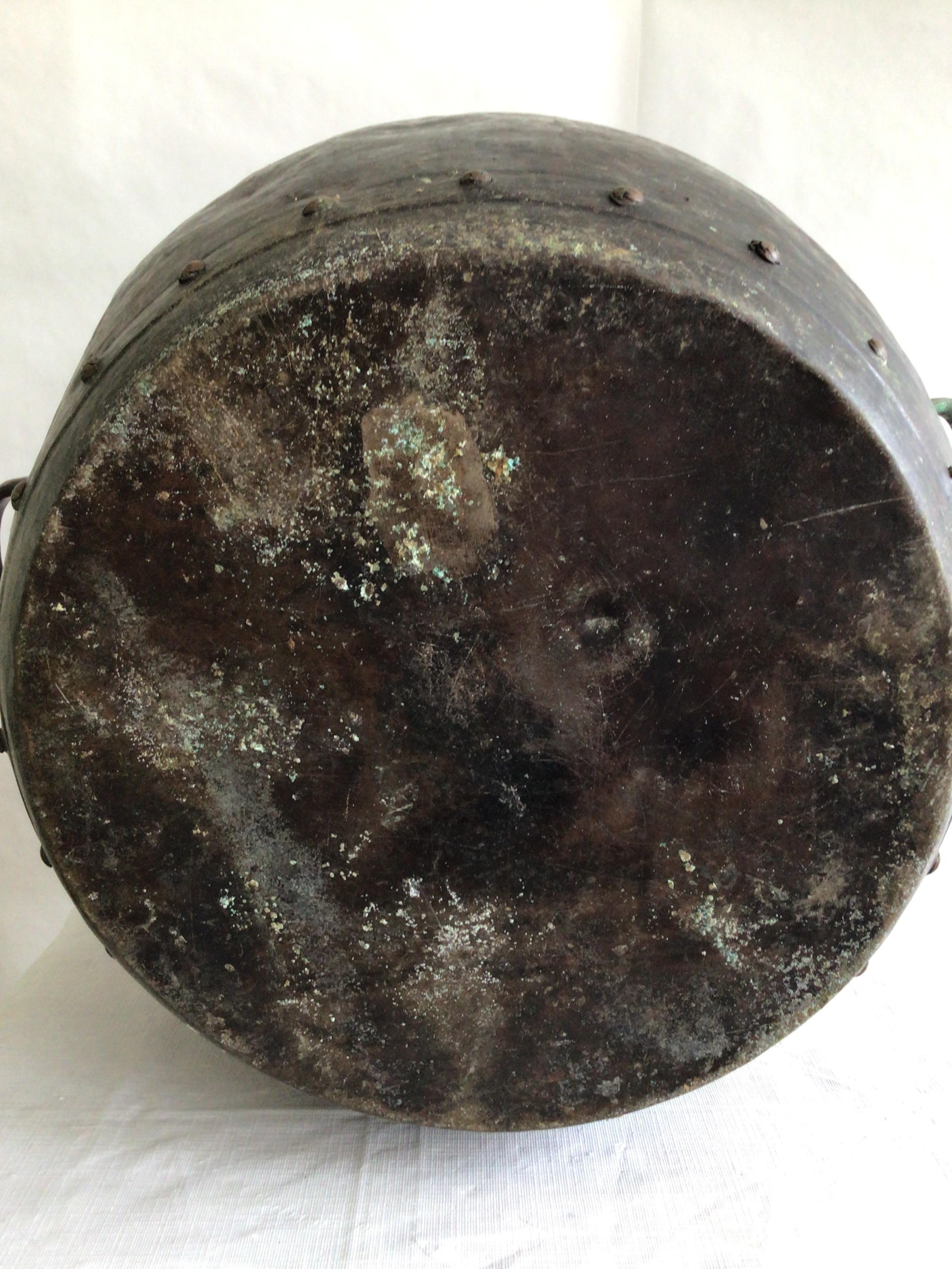 Pot en cuivre patiné clouté et martelé à la main des années 1940 avec poignées en vente 4