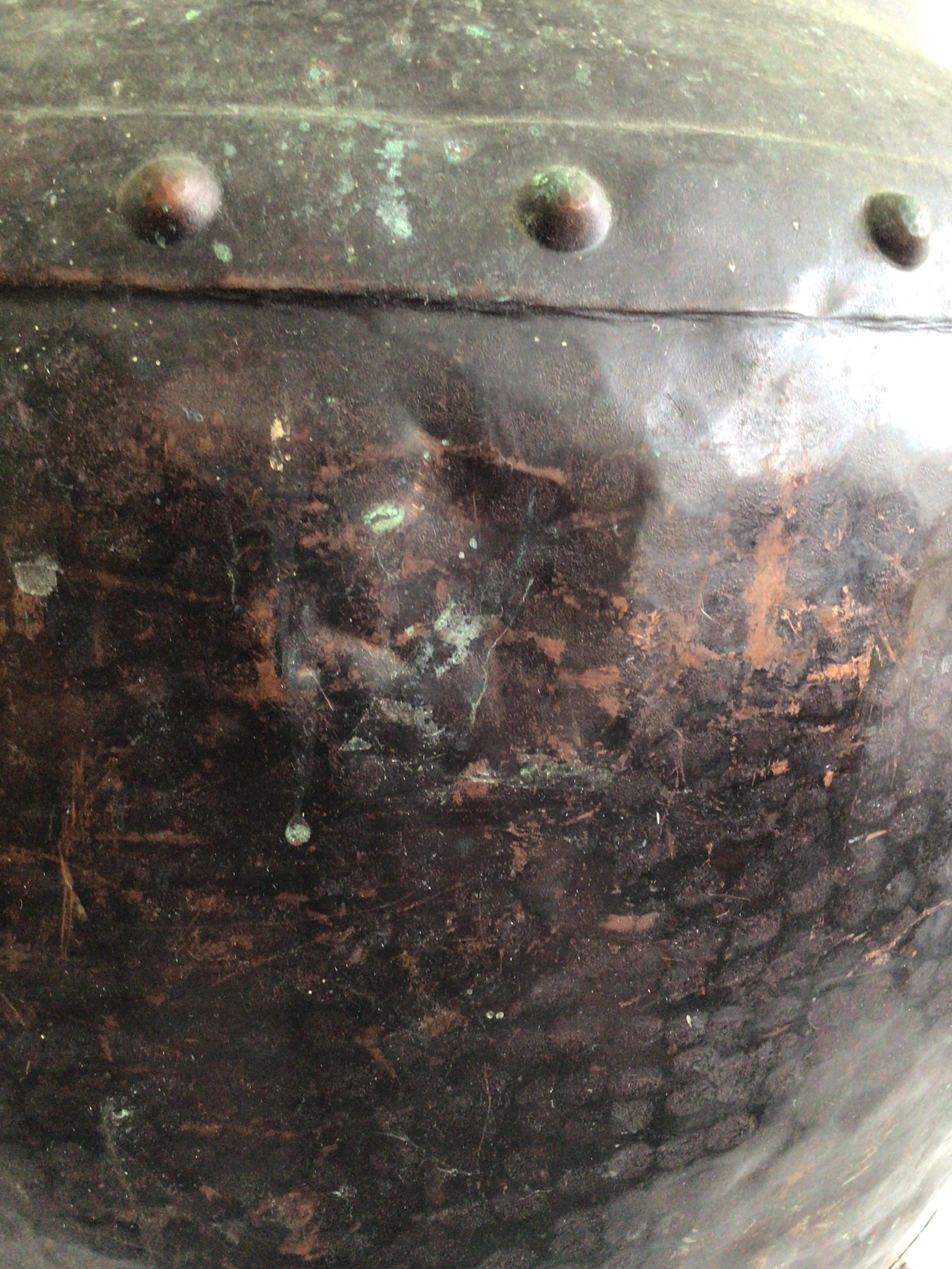 Pot en cuivre patiné clouté et martelé à la main des années 1940 avec poignées en vente 5