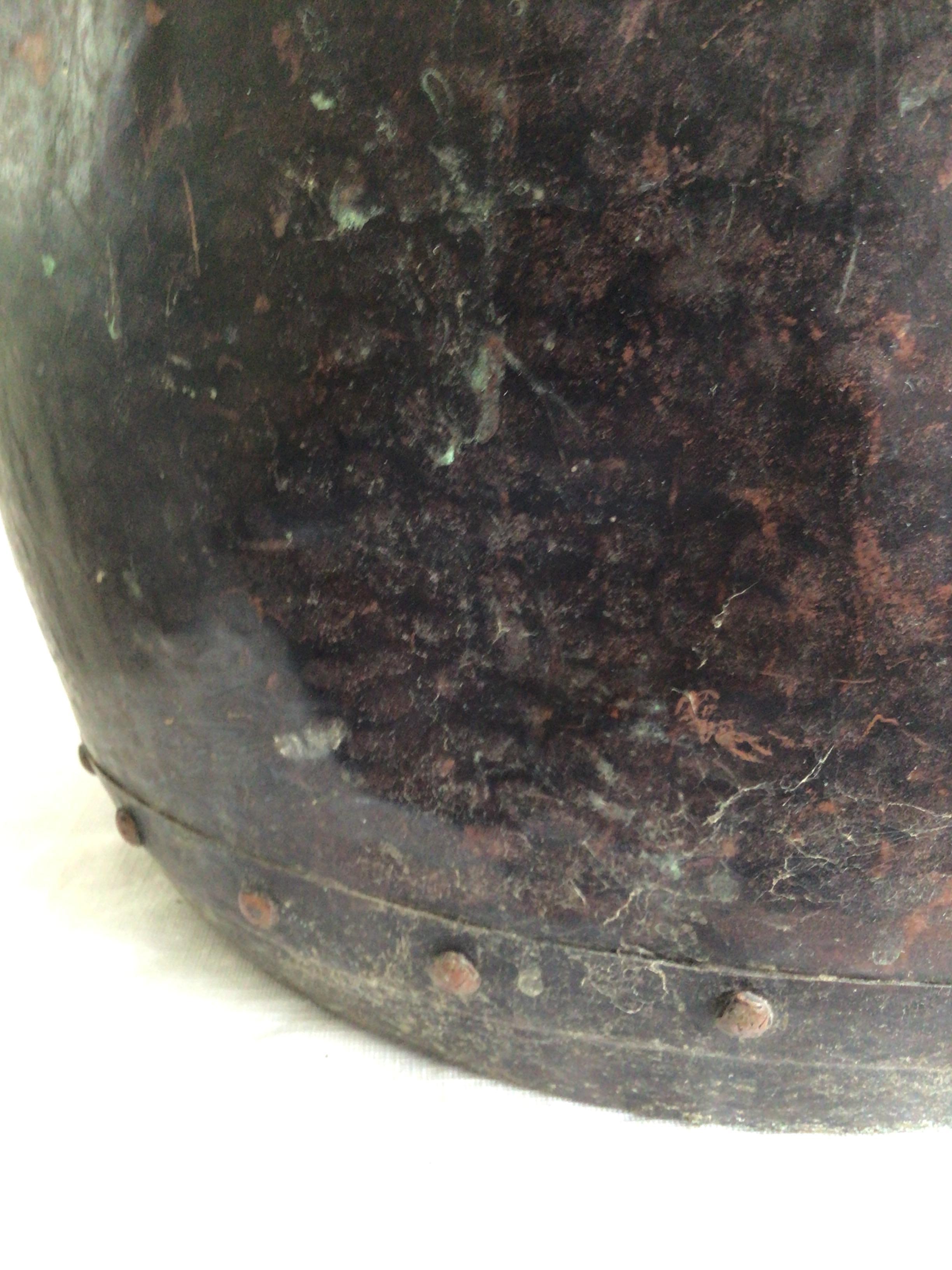Pot en cuivre patiné clouté et martelé à la main des années 1940 avec poignées en vente 6
