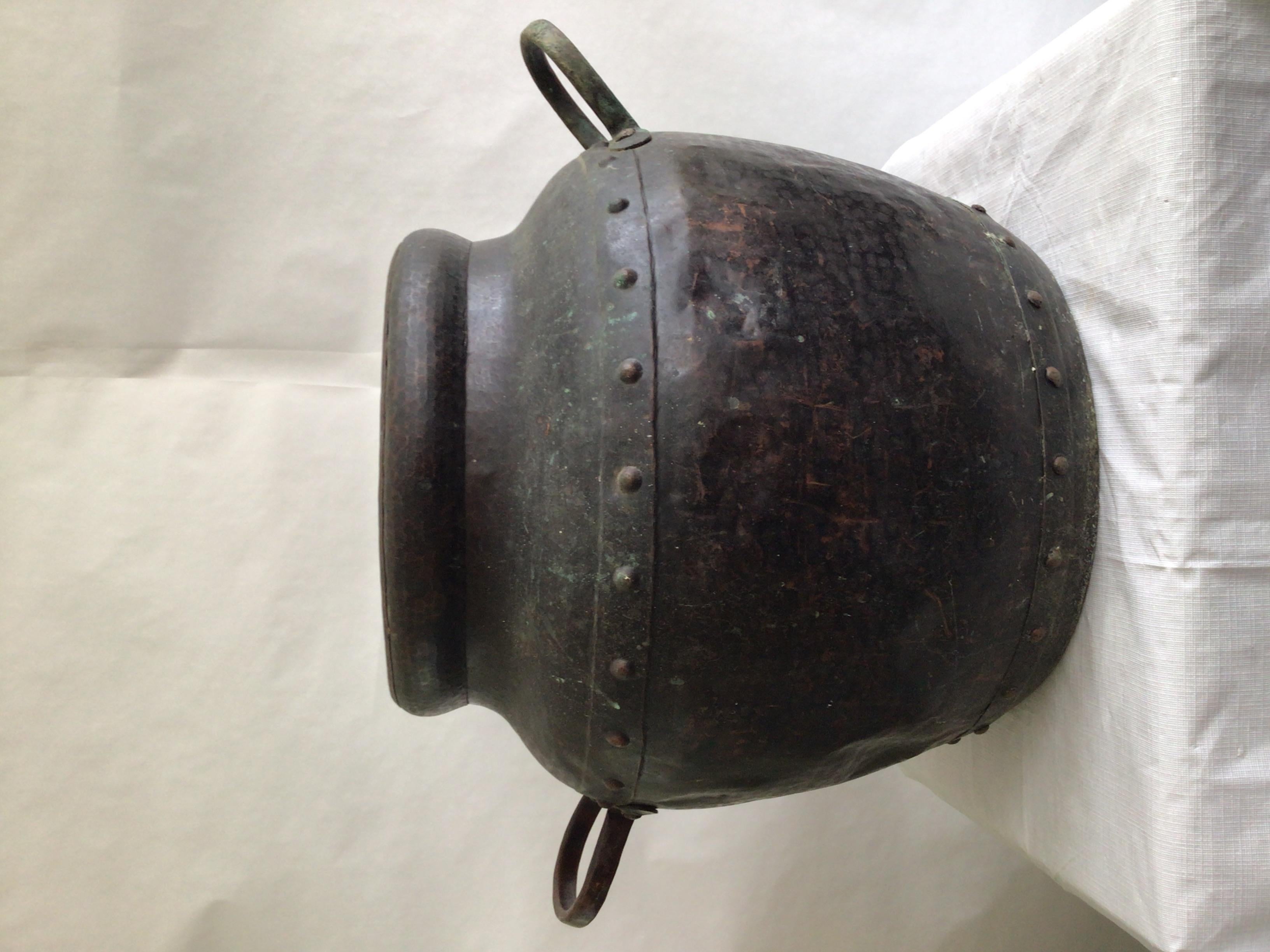 1940s Pot en cuivre clouté martelé à la main avec poignées
Belle patine et finition martelée 