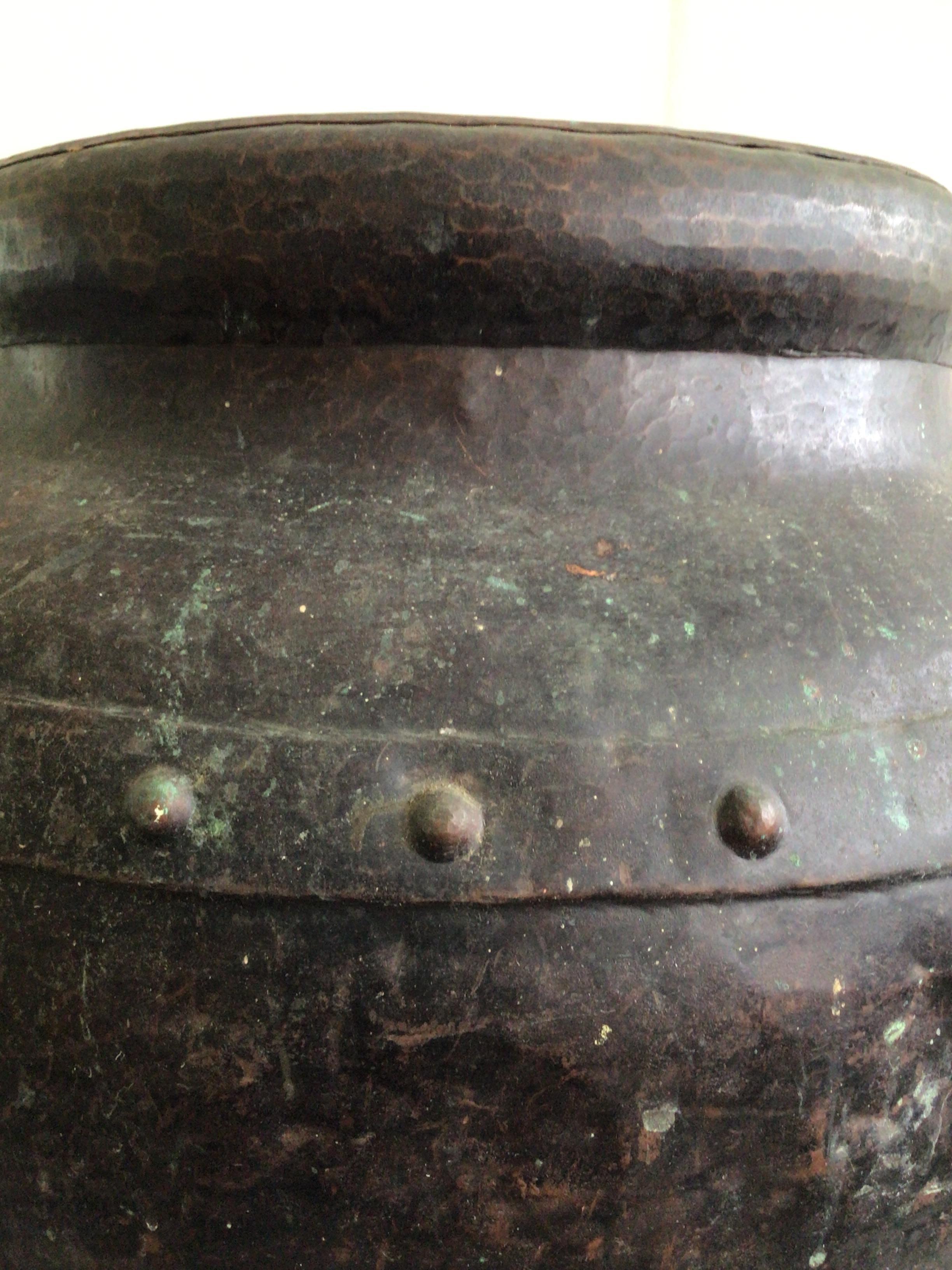 Milieu du XXe siècle Pot en cuivre patiné clouté et martelé à la main des années 1940 avec poignées en vente