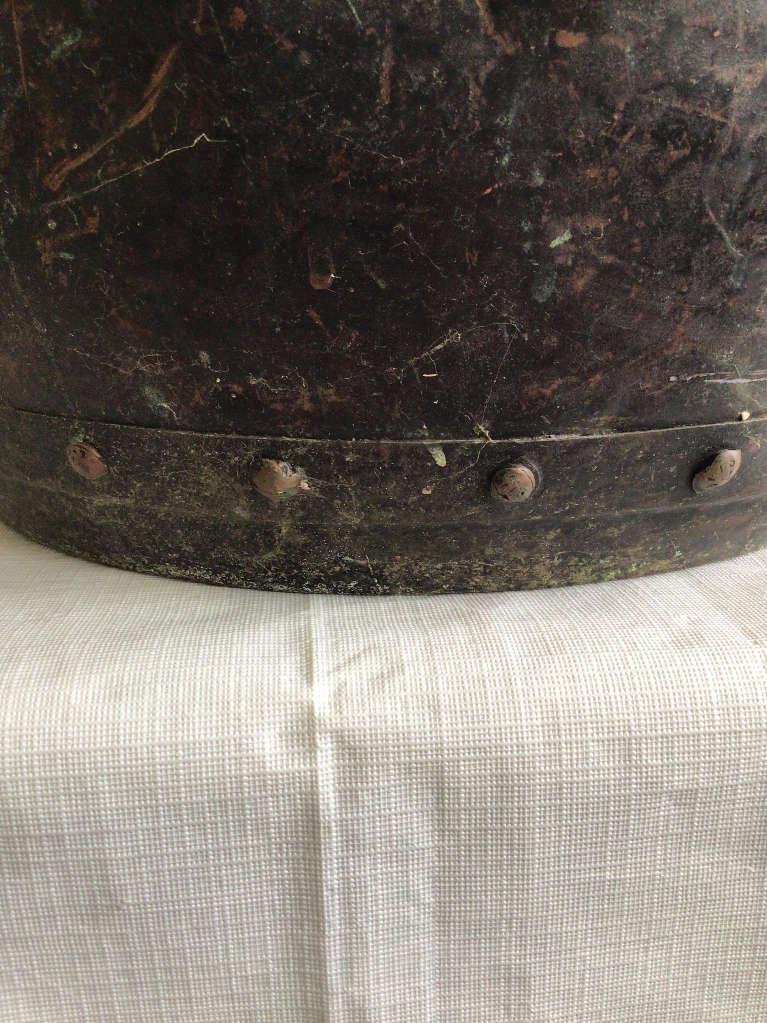 Cuivre Pot en cuivre patiné clouté et martelé à la main des années 1940 avec poignées en vente