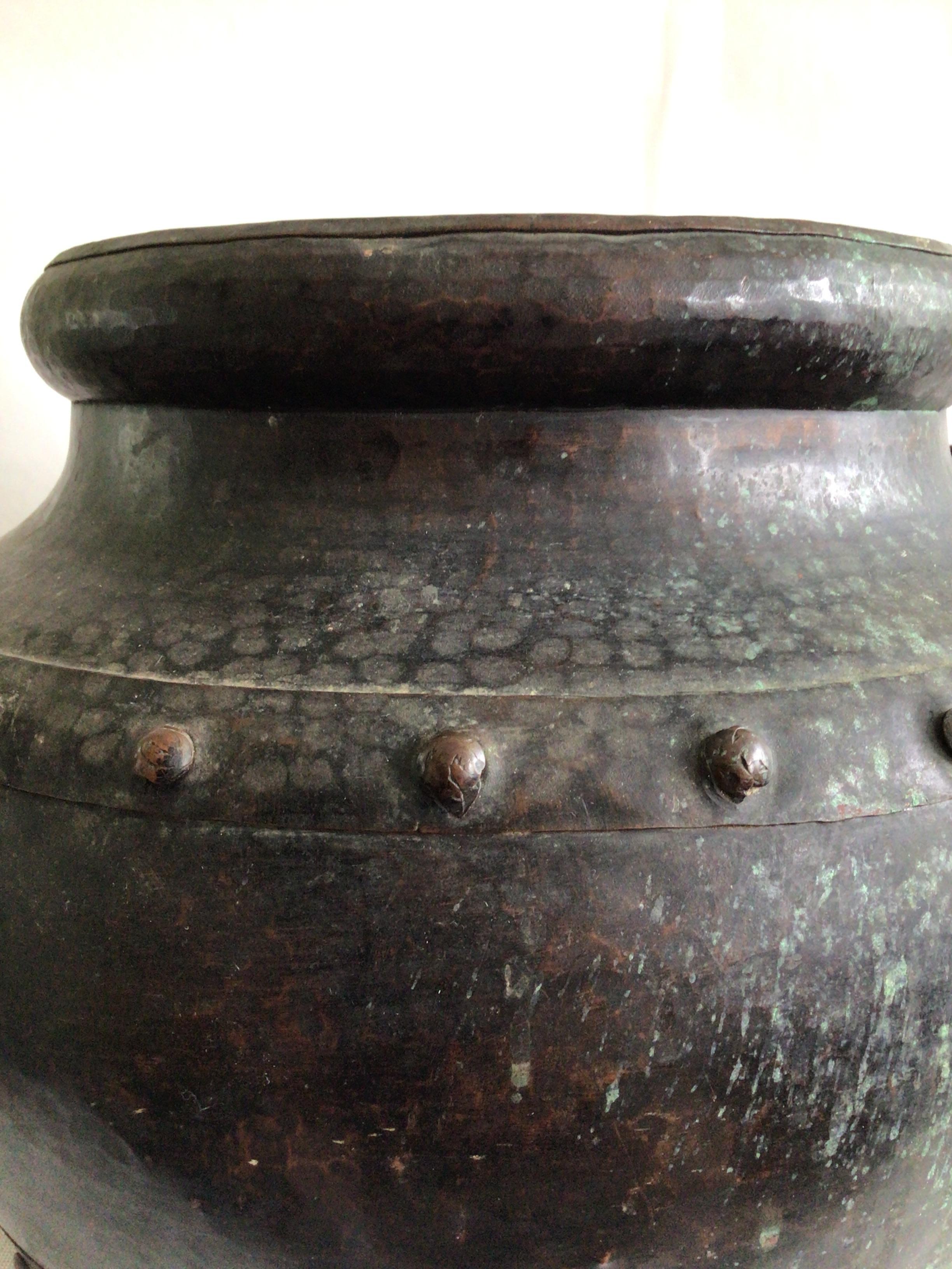 Cuivre Pot en cuivre patiné clouté et martelé à la main des années 1940 avec poignées en vente