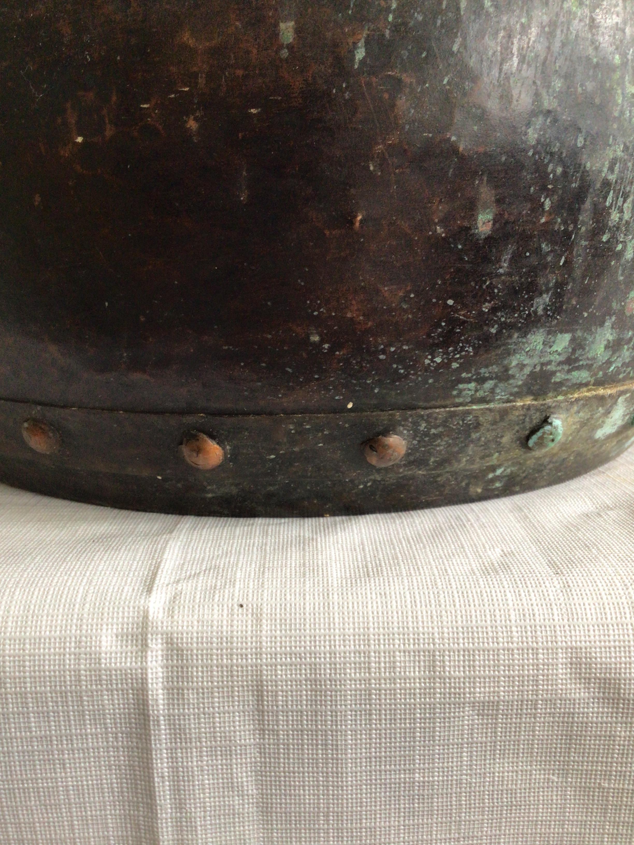 Pot en cuivre patiné clouté et martelé à la main des années 1940 avec poignées en vente 1