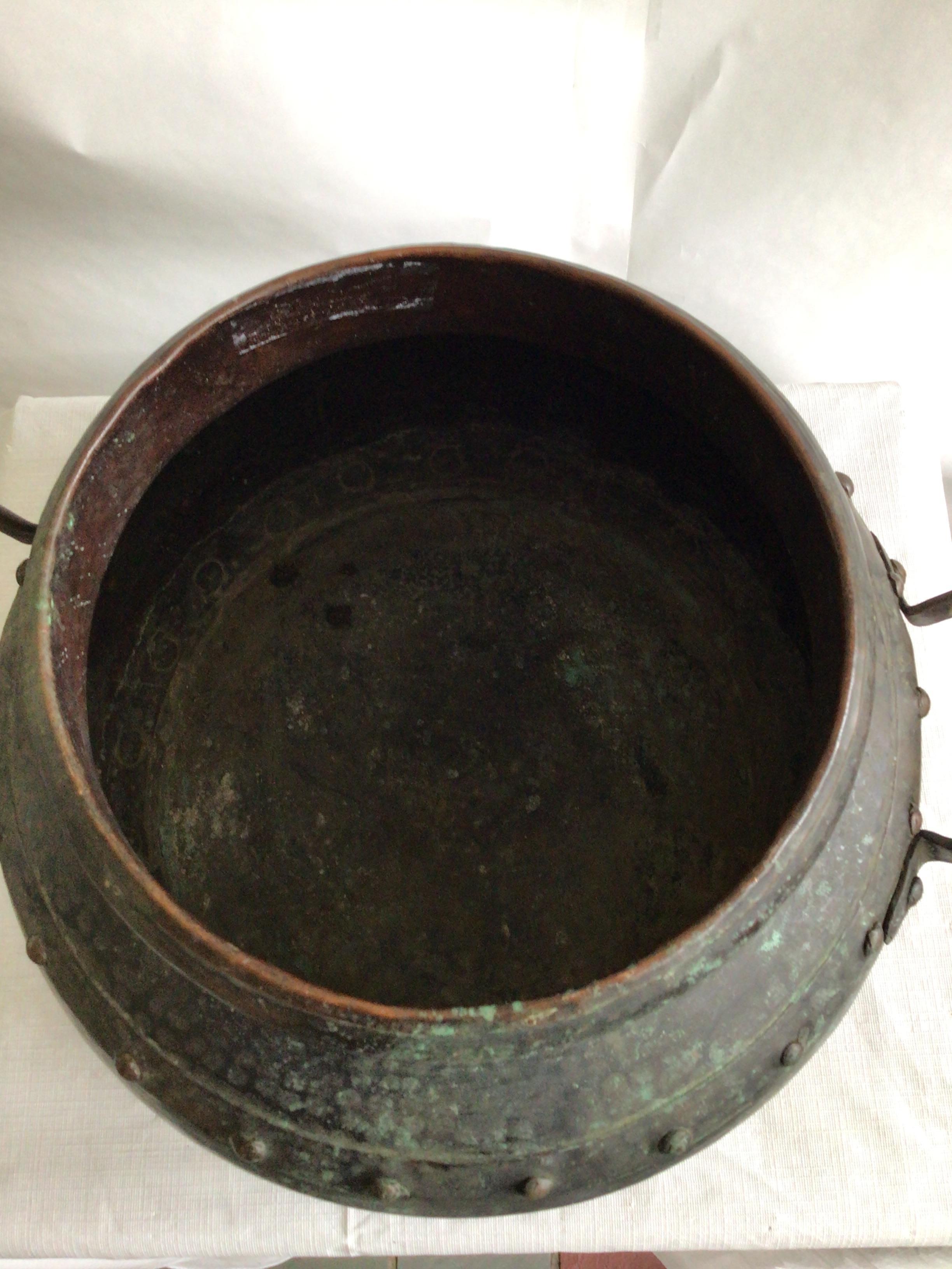 Pot en cuivre patiné clouté et martelé à la main des années 1940 avec poignées en vente 2