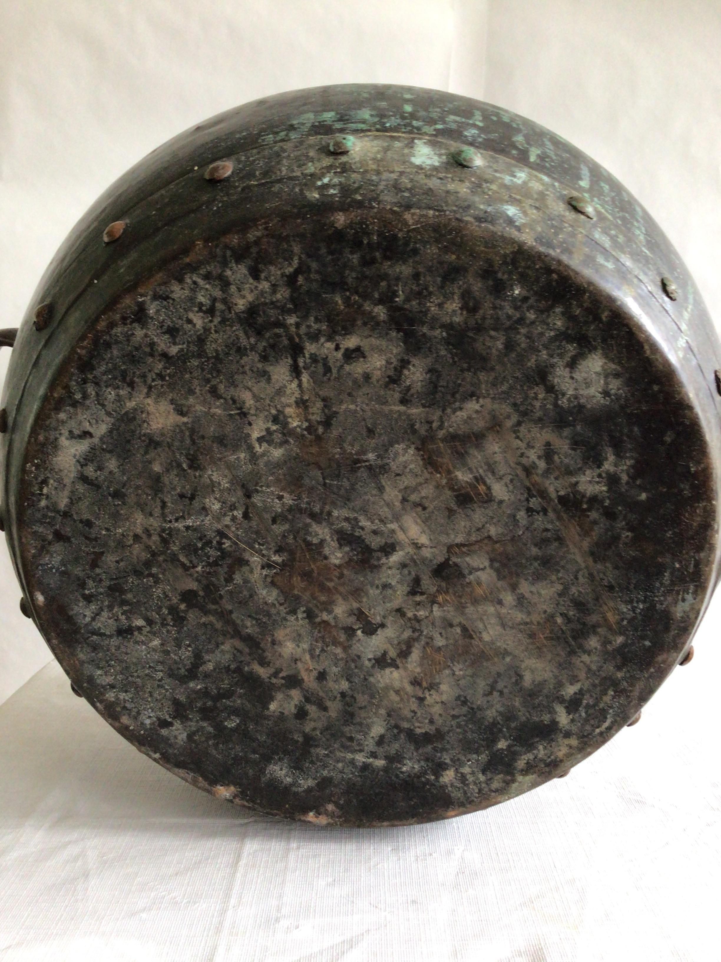 Pot en cuivre patiné clouté et martelé à la main des années 1940 avec poignées en vente 3