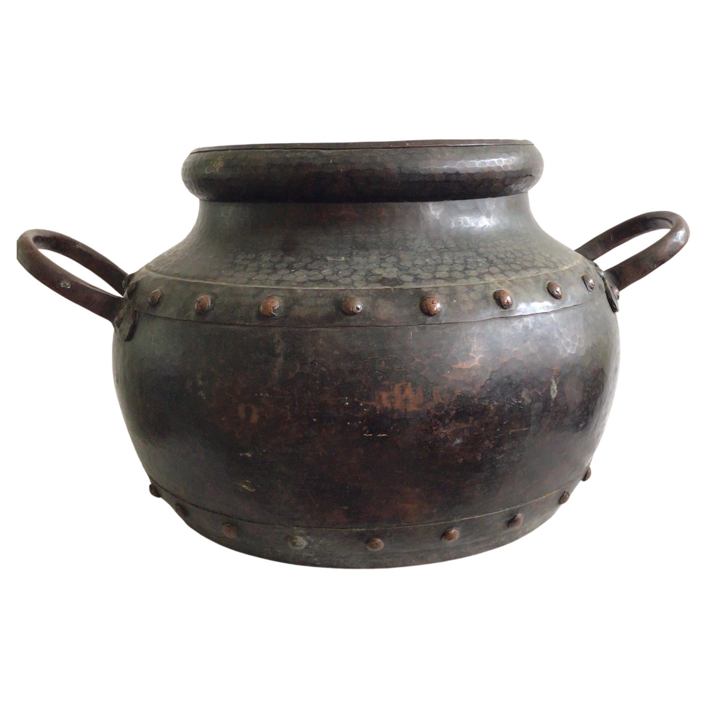 Pot en cuivre patiné clouté et martelé à la main des années 1940 avec poignées en vente