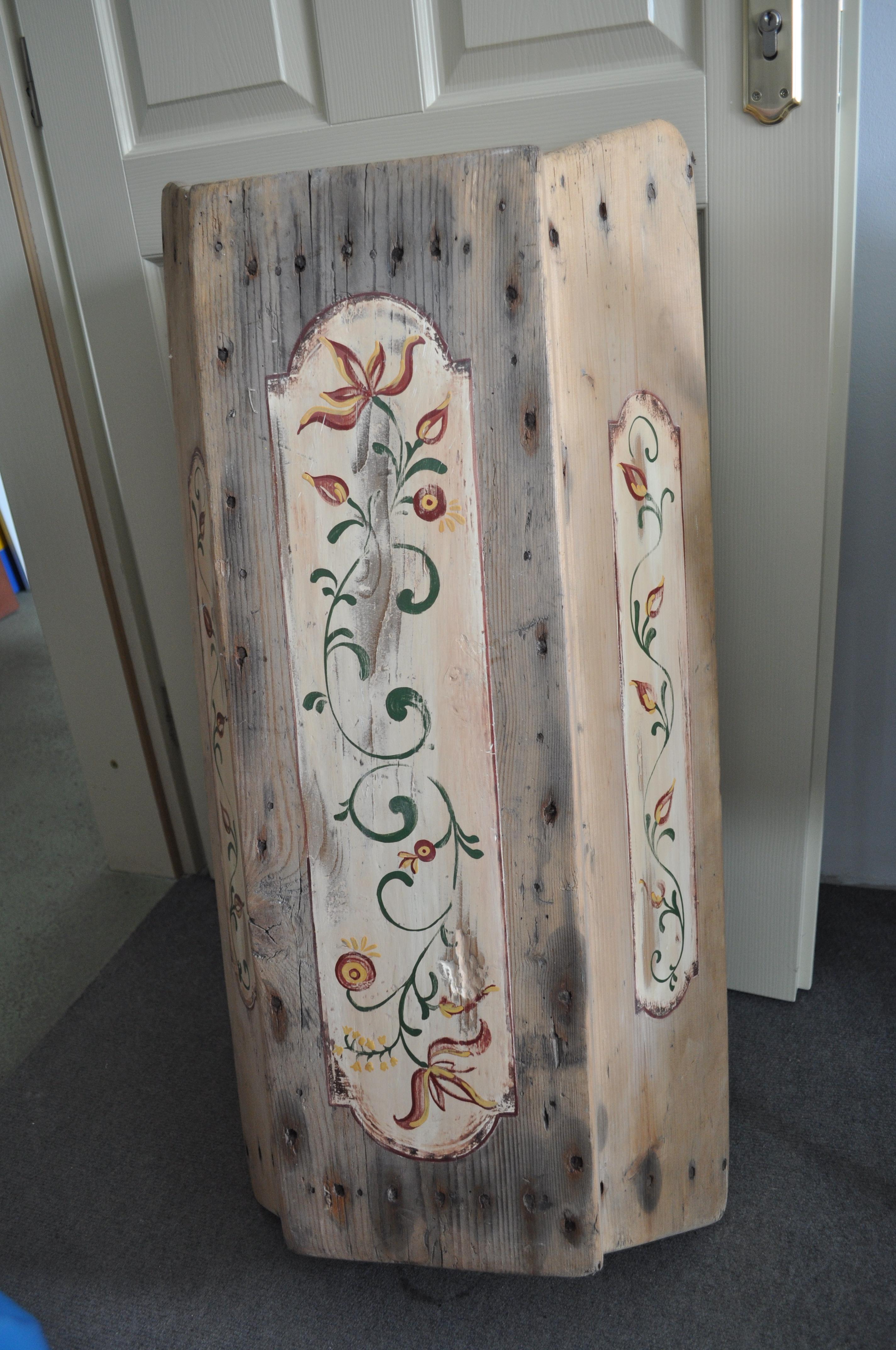 Vintage wood trough from Hungary.
beautiful-floral-wooden-trencher.

Beautiful, wooden trencher, the artist painted flower pattern on the trencher
circa 1940
Hand paninted floral.