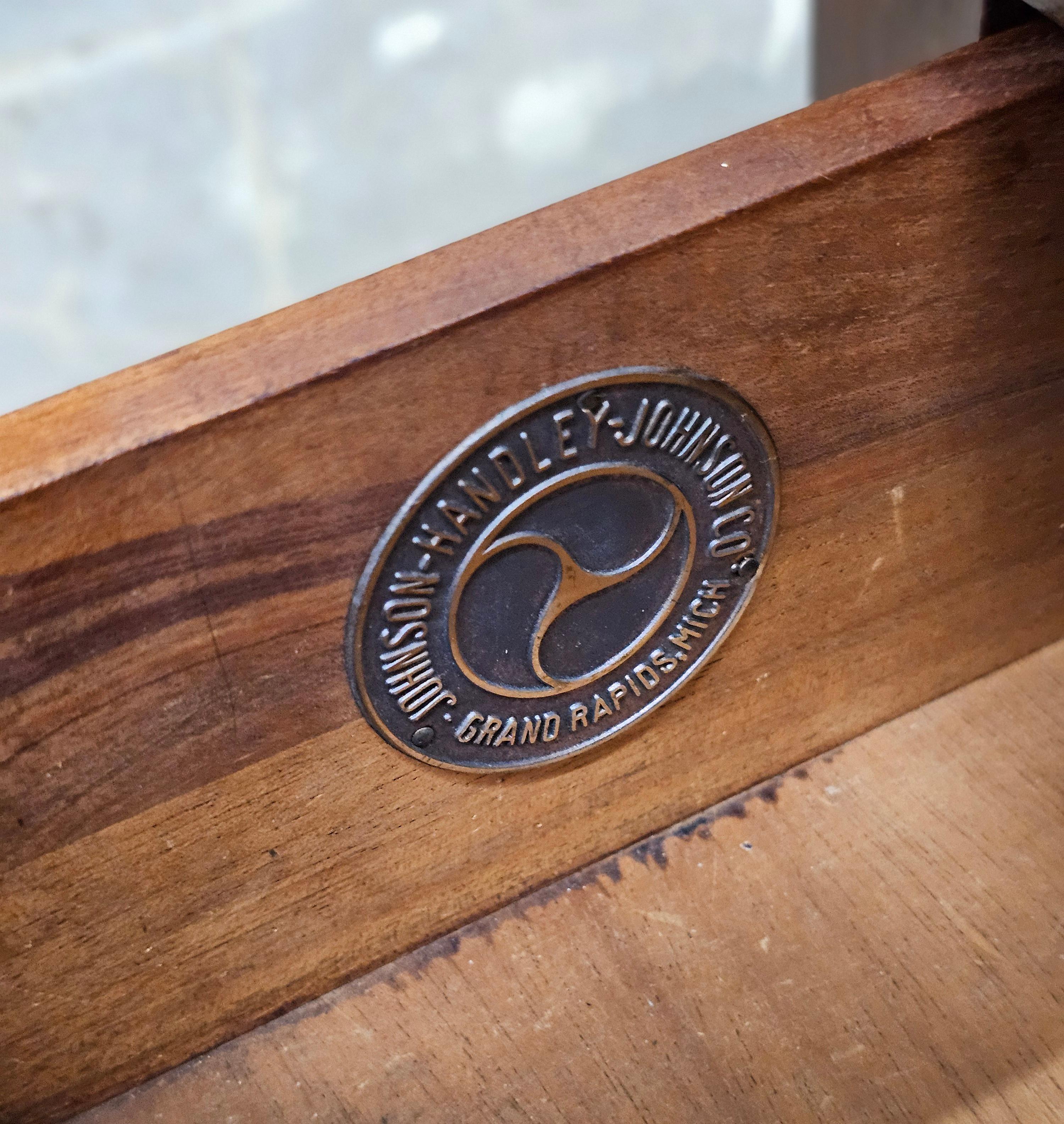 Table d'appoint à deux tiroirs Handley Johnson Handley Federal Mahogany des années 1940 en vente 3