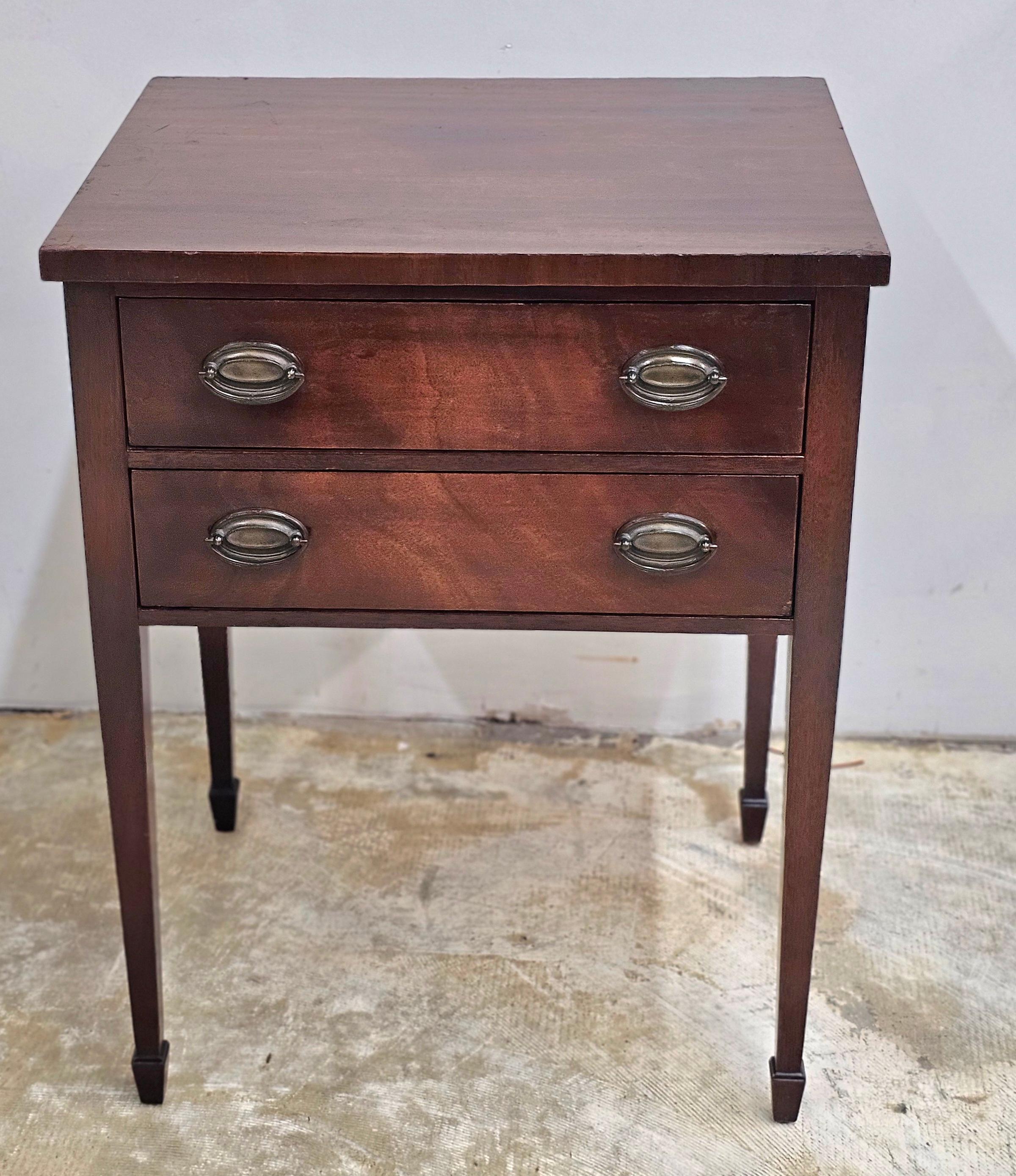 Table d'appoint à deux tiroirs en acajou de style Feder des années 1940 de Handley Johnson
Mesure 20
