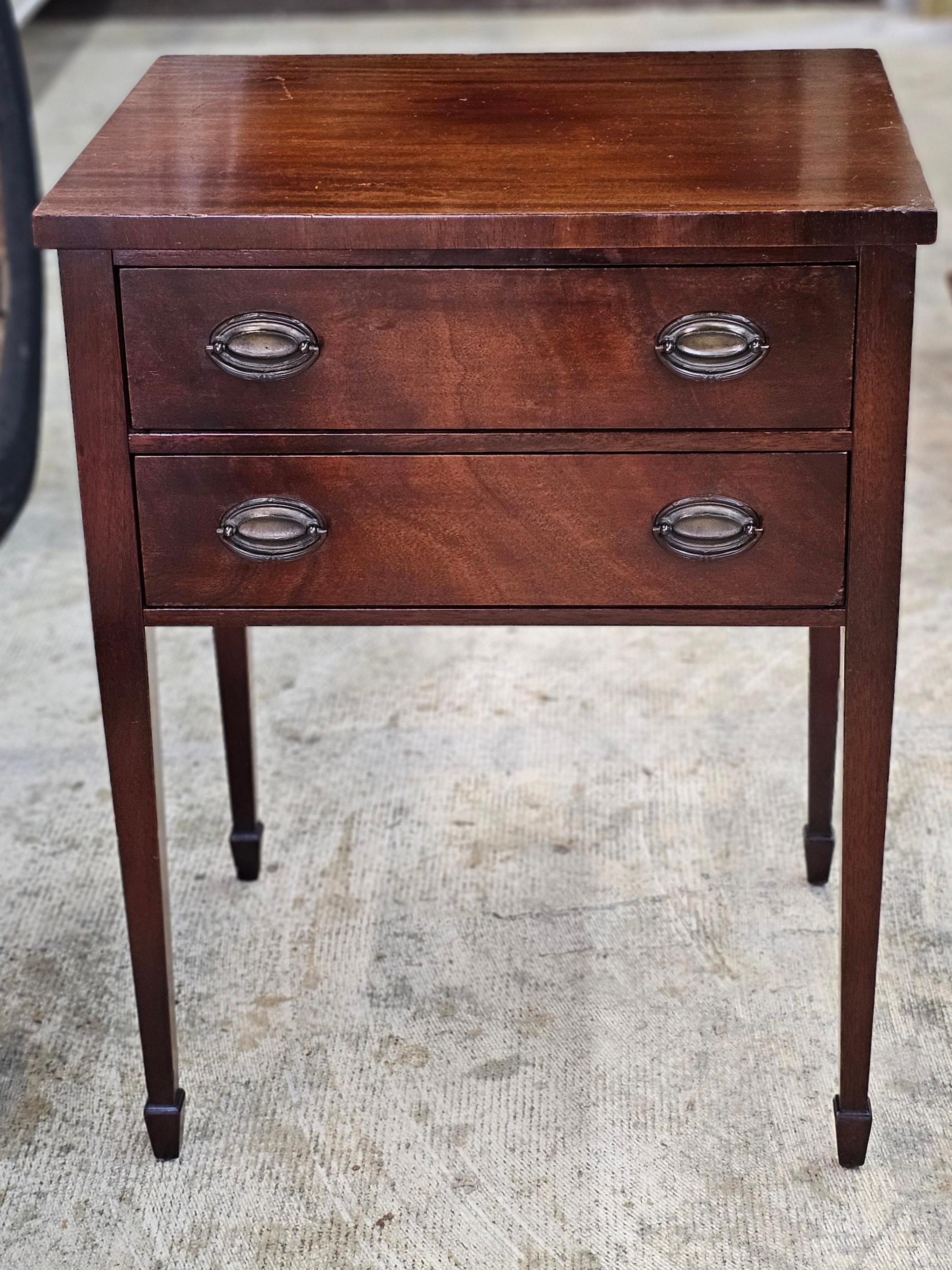 Fédéral Table d'appoint à deux tiroirs Handley Johnson Handley Federal Mahogany des années 1940 en vente