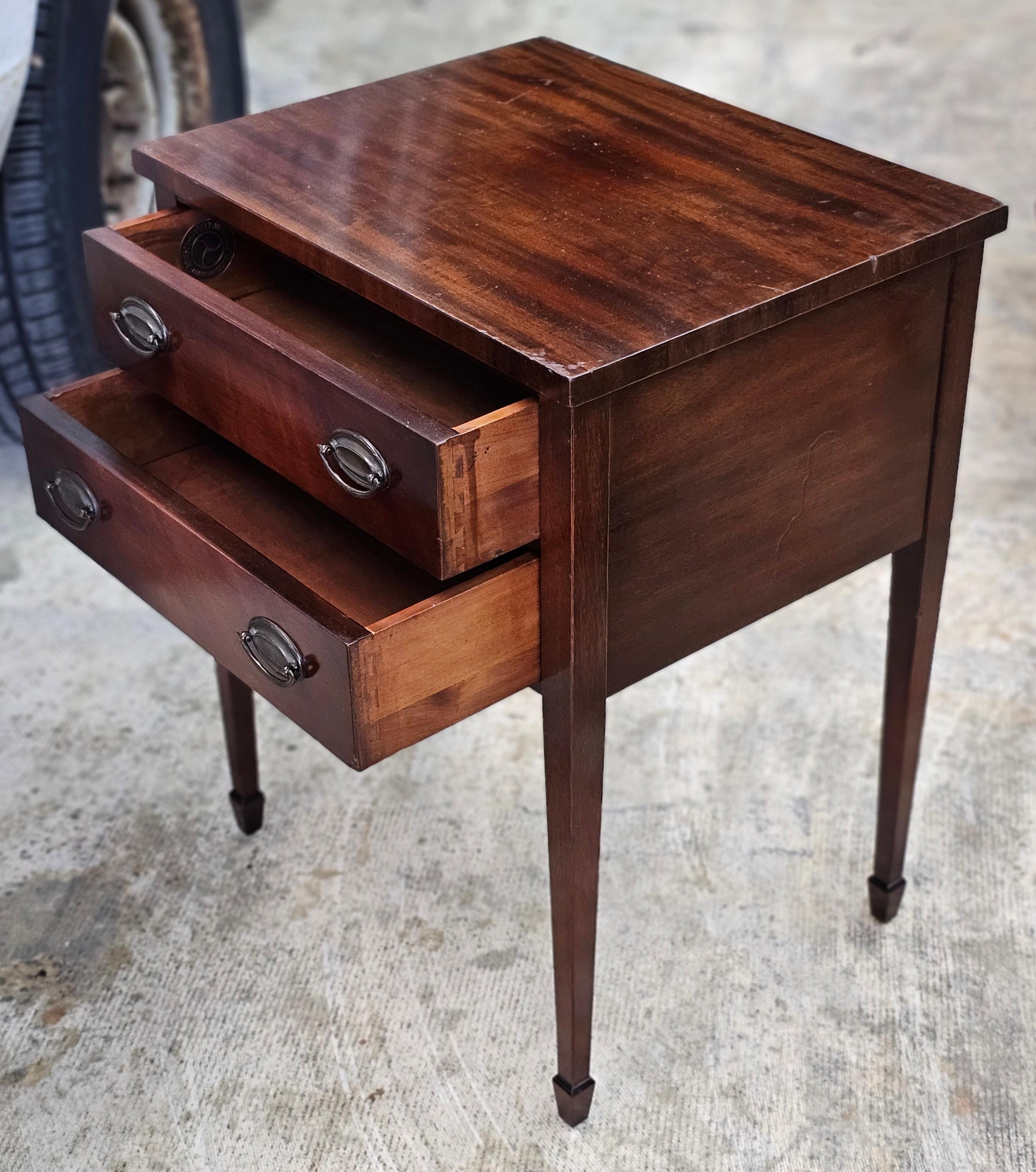 Américain Table d'appoint à deux tiroirs Handley Johnson Handley Federal Mahogany des années 1940 en vente