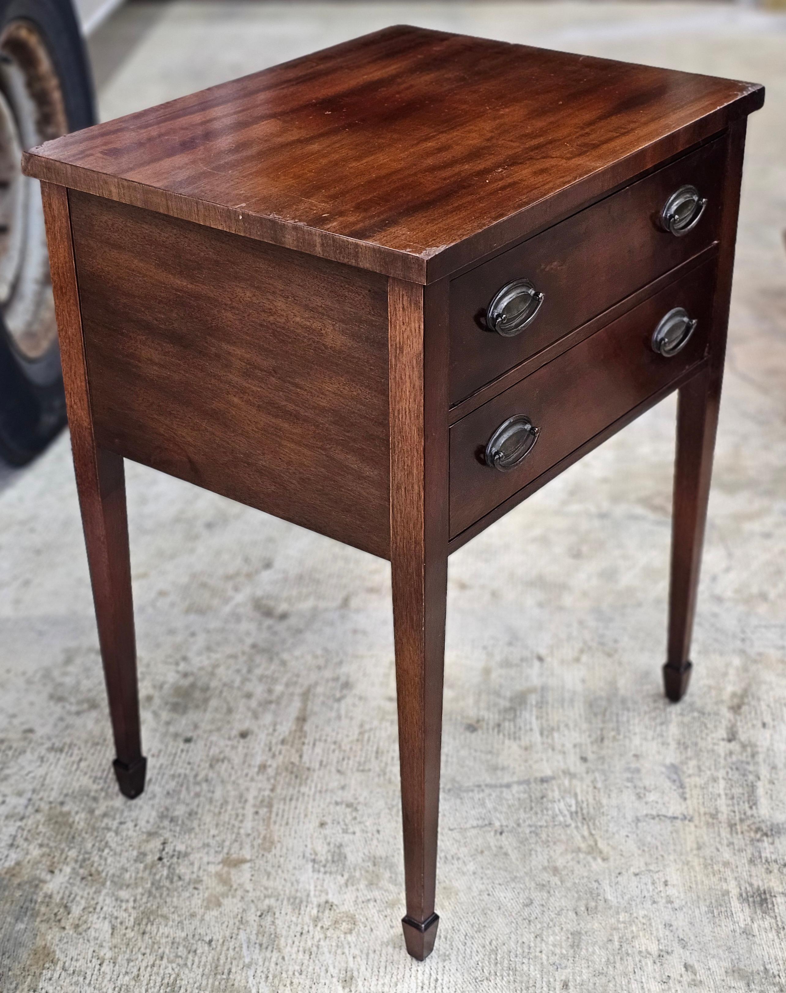 Tacheté Table d'appoint à deux tiroirs Handley Johnson Handley Federal Mahogany des années 1940 en vente