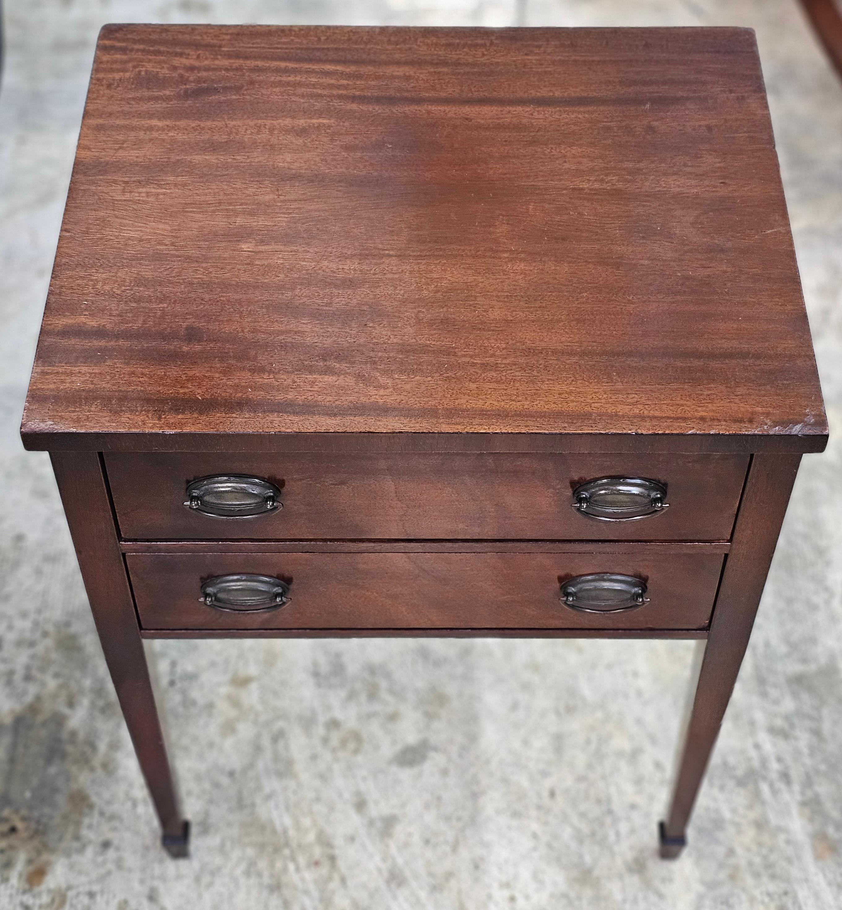 Table d'appoint à deux tiroirs Handley Johnson Handley Federal Mahogany des années 1940 Bon état - En vente à Germantown, MD