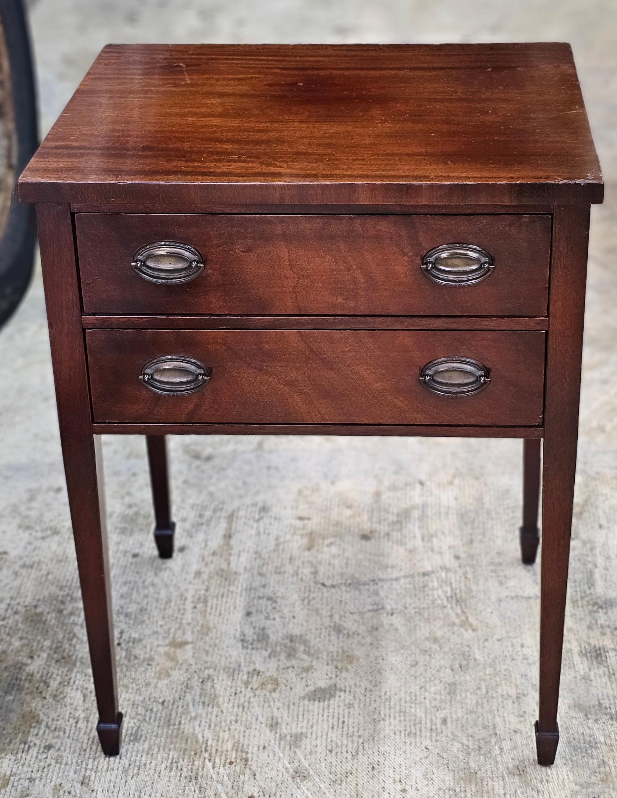 20ième siècle Table d'appoint à deux tiroirs Handley Johnson Handley Federal Mahogany des années 1940 en vente