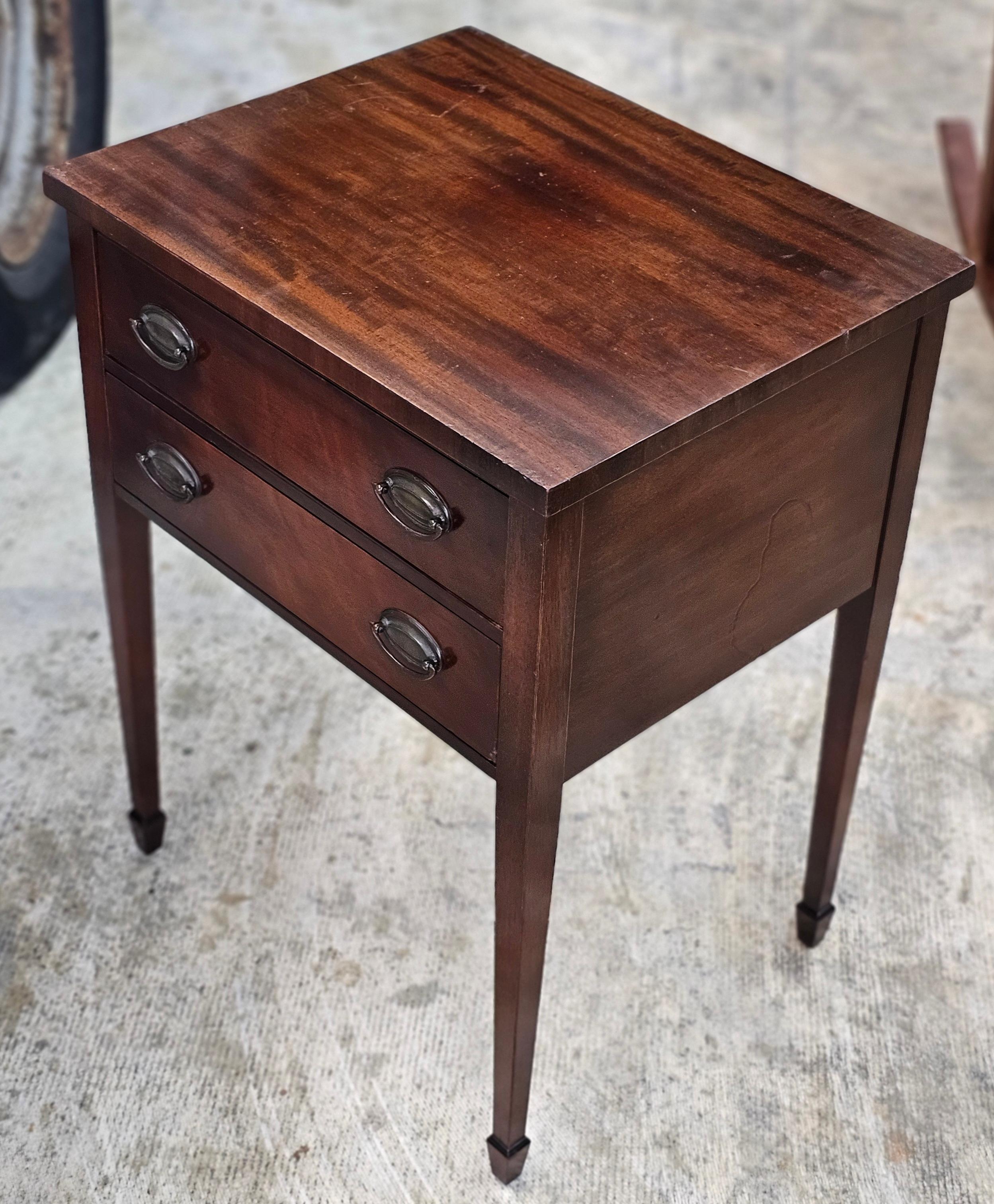 Laiton Table d'appoint à deux tiroirs Handley Johnson Handley Federal Mahogany des années 1940 en vente