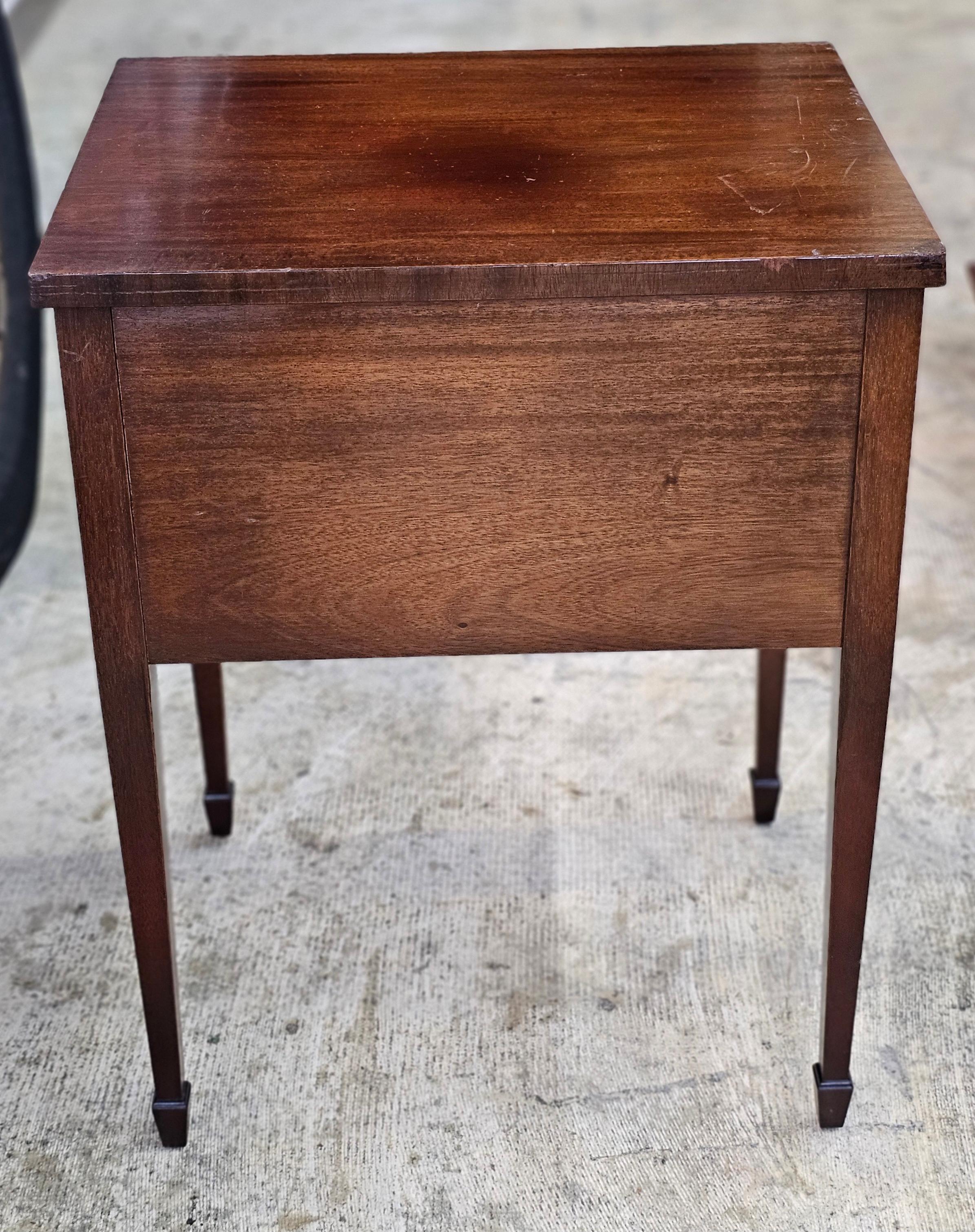 Table d'appoint à deux tiroirs Handley Johnson Handley Federal Mahogany des années 1940 en vente 1