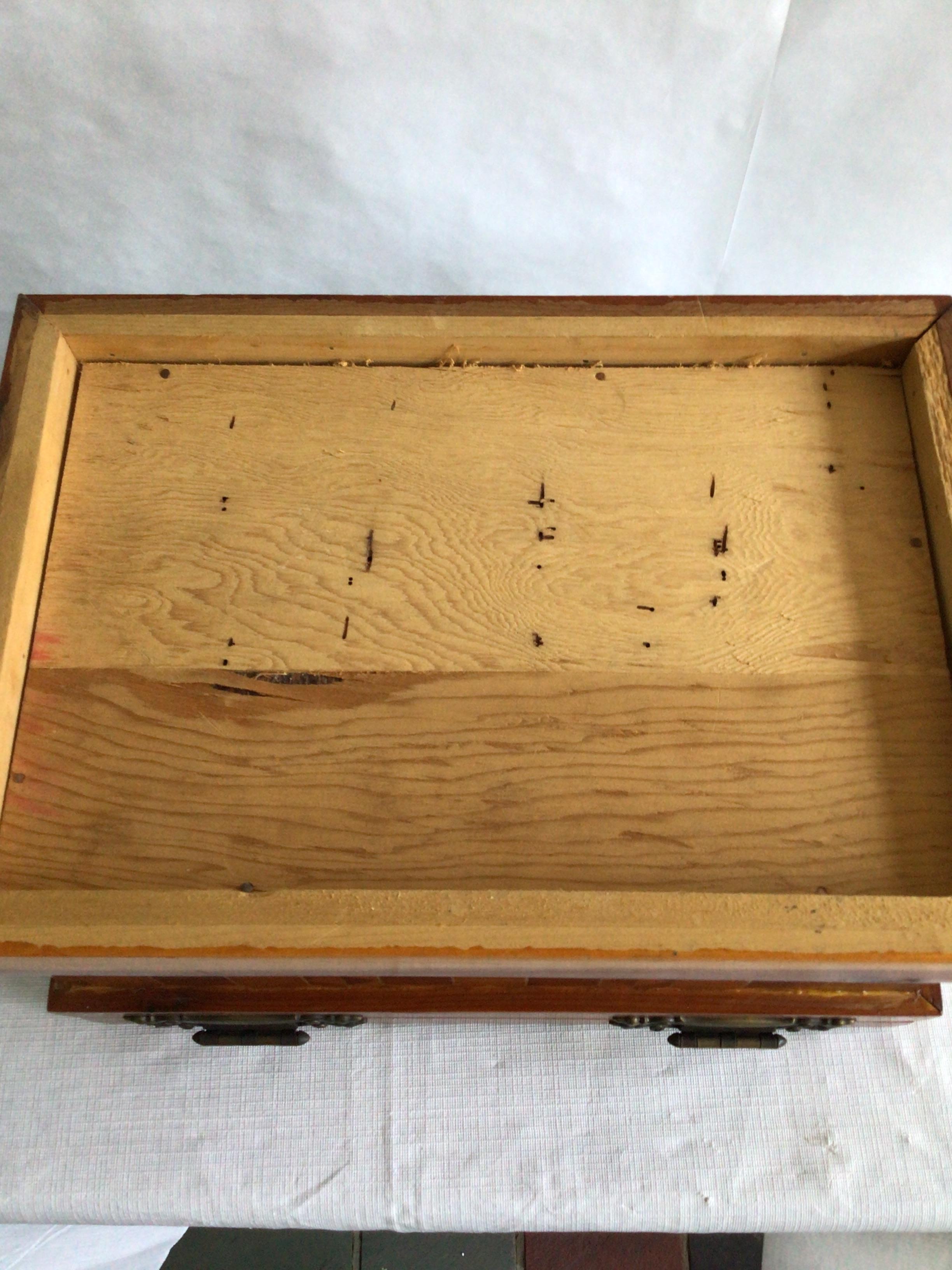 1940er Jahre Handmade Folk Art Checkered Inlayed Box im Angebot 4
