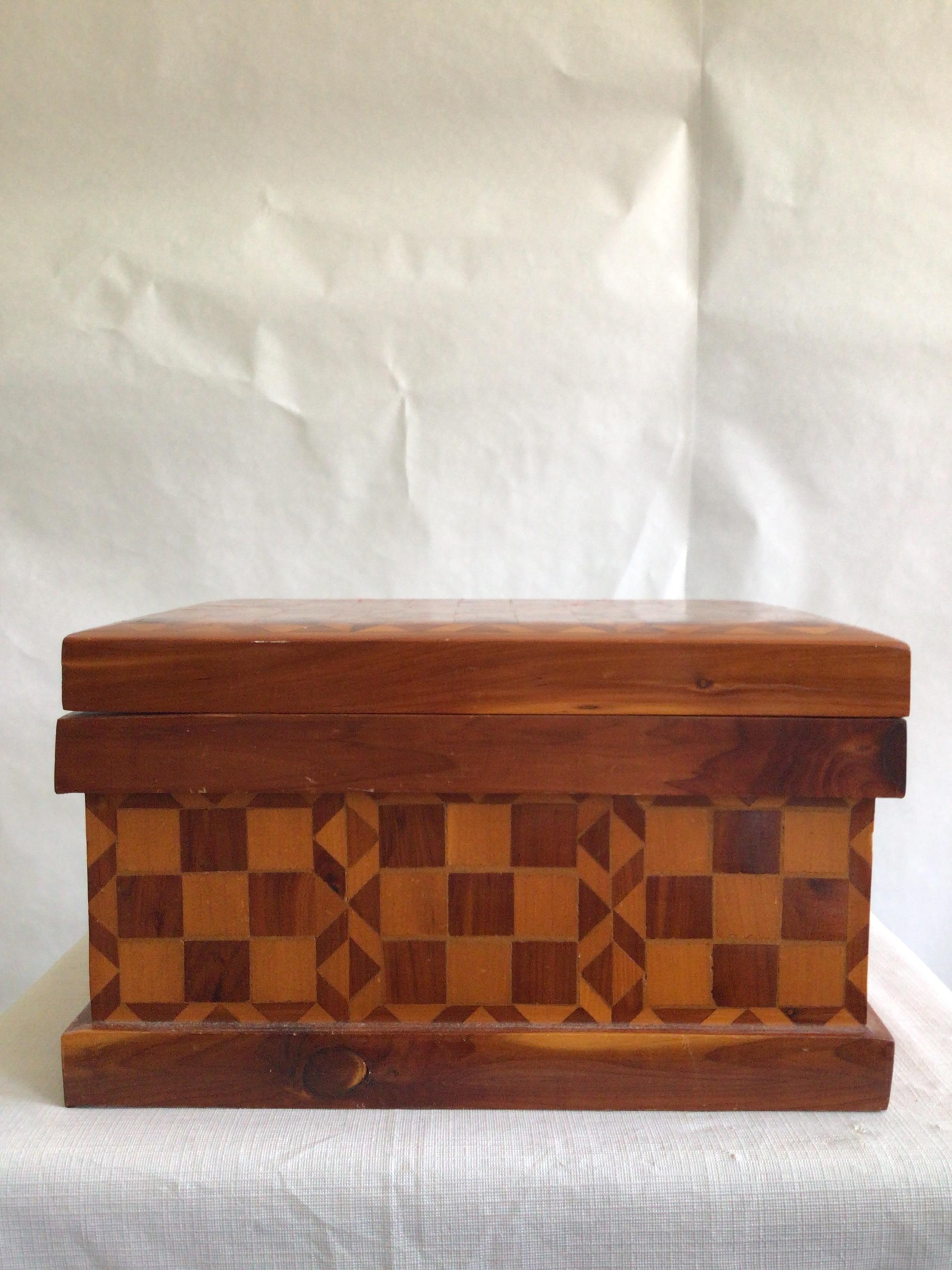 1940er Jahre Handmade Folk Art Checkered Inlayed Box
Karo-Inlay-Design auf allen Seiten
Innen mit Filz gefüttert
Einzigartige Scharniere