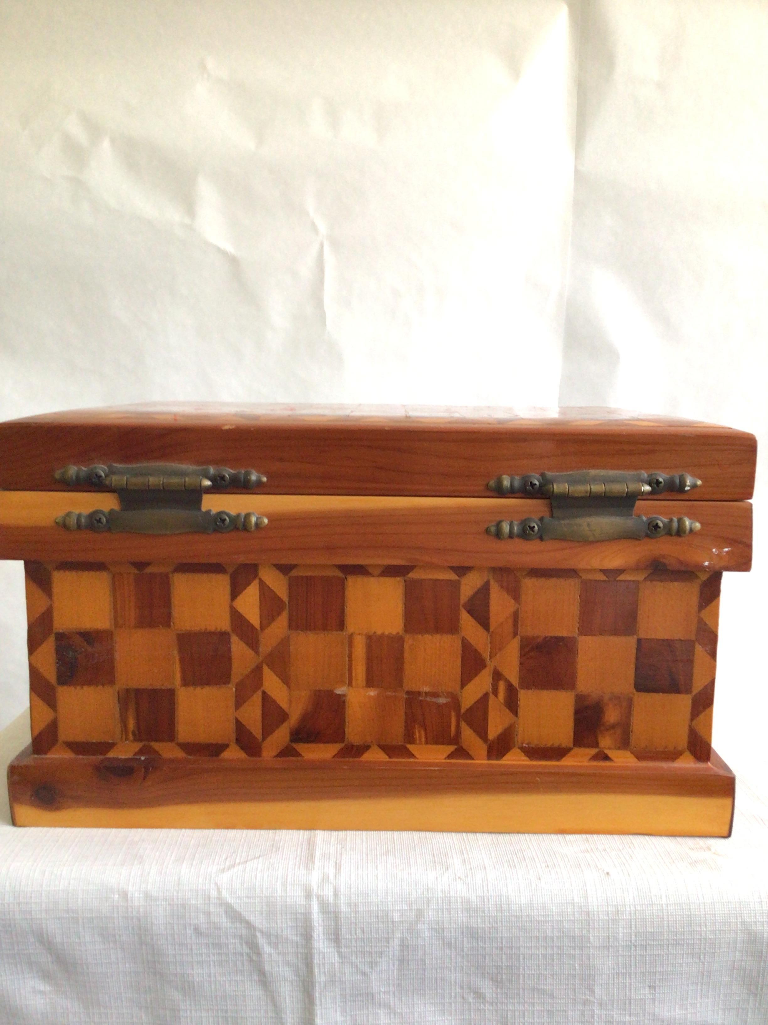 1940er Jahre Handmade Folk Art Checkered Inlayed Box (Mitte des 20. Jahrhunderts) im Angebot
