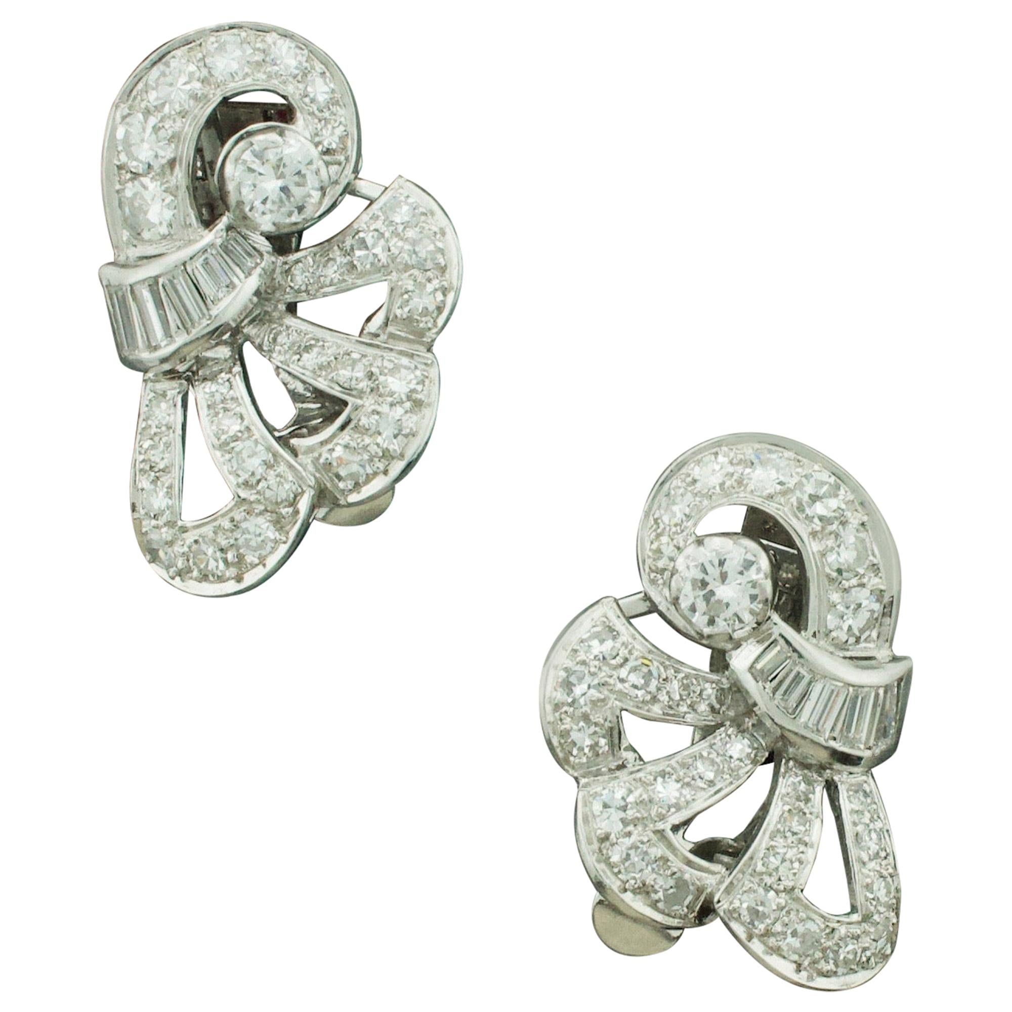 Boucles d'oreilles en platine et diamants de 2,60 carats, faites à la main, années 1940 en vente