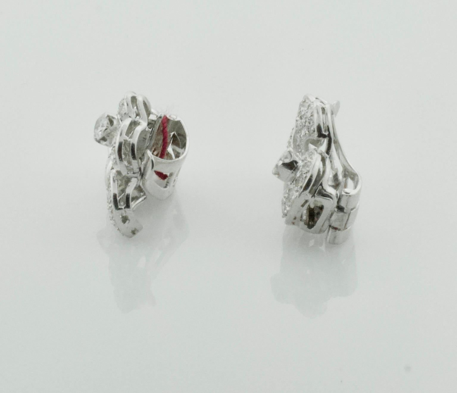 Taille ronde Boucles d'oreilles en platine et diamants de 2,60 carats, faites à la main, années 1940 en vente