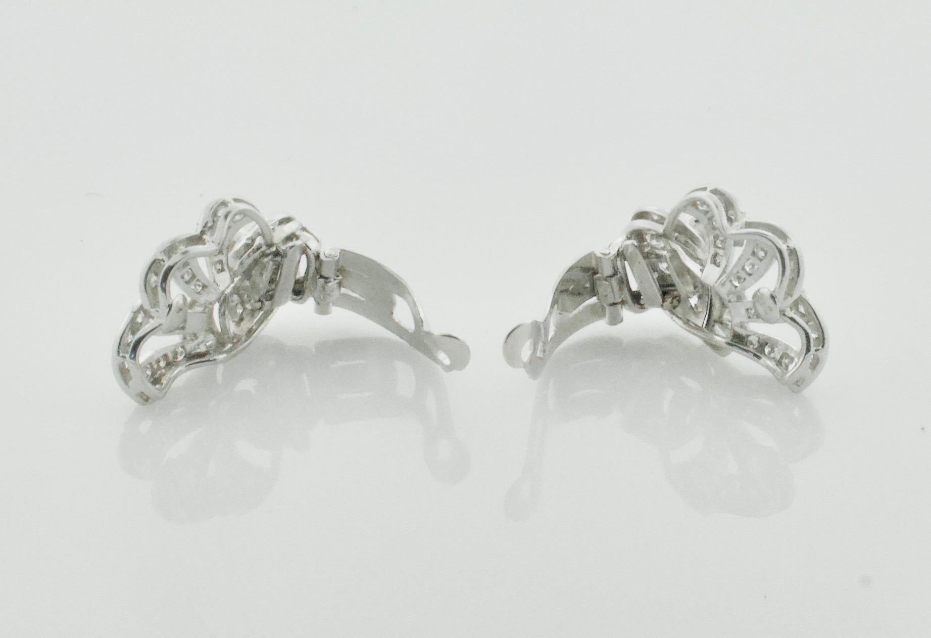 Boucles d'oreilles en platine et diamants de 2,60 carats, faites à la main, années 1940 Unisexe en vente