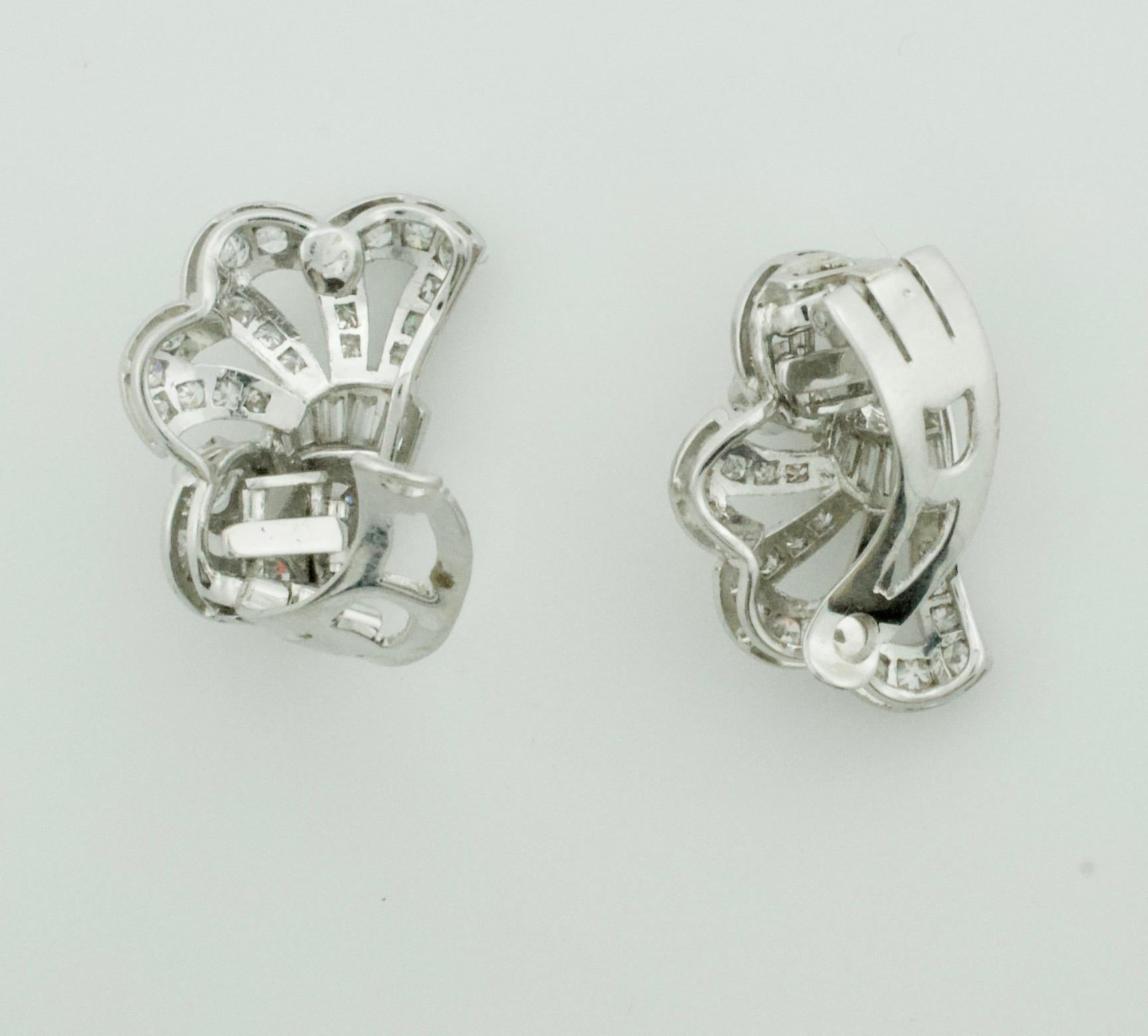 Boucles d'oreilles en platine et diamants de 2,60 carats, faites à la main, années 1940 en vente 1