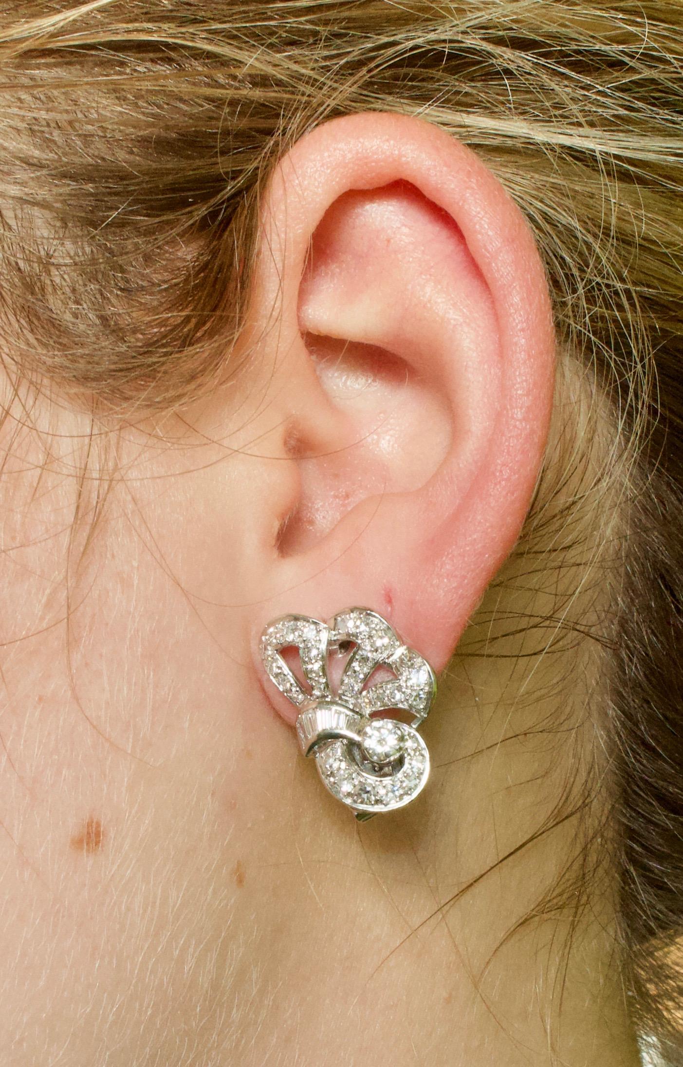 Boucles d'oreilles en platine et diamants de 2,60 carats, faites à la main, années 1940 en vente 2