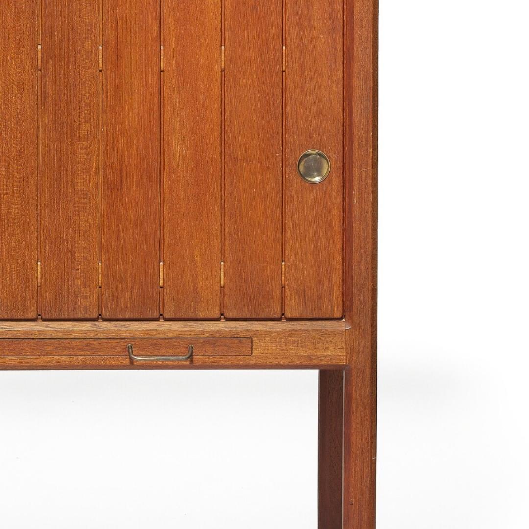 Scandinavo moderno Armadio alto in teak Hans Wegner degli anni '40, con 2 ante intagliate e anta estraibile in vendita