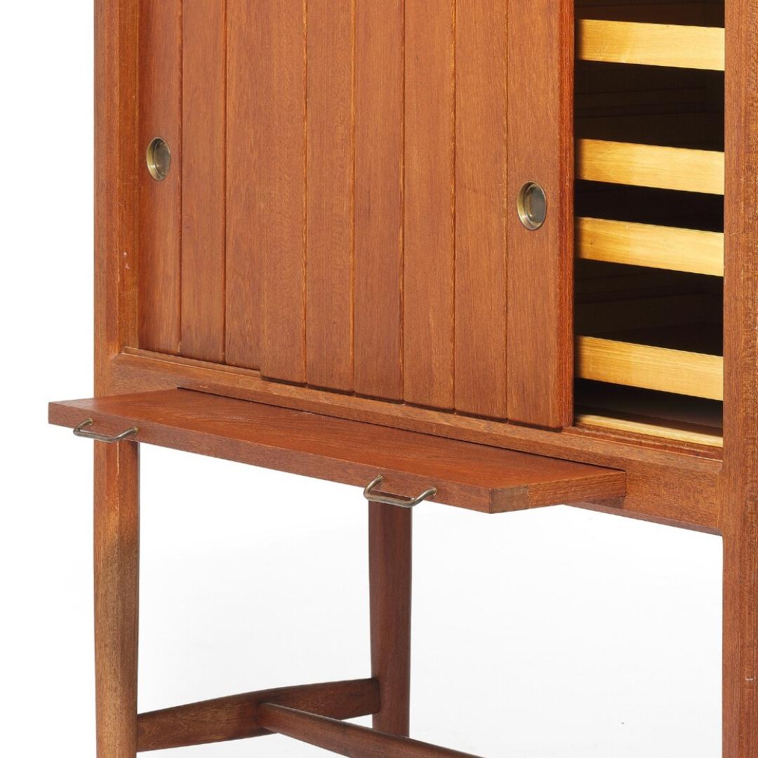Danese Armadio alto in teak Hans Wegner degli anni '40, con 2 ante intagliate e anta estraibile in vendita