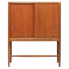 1940er Hans Wegner Großer Teakholzschrank, mit 2 geschnitzten Türen und ausziehbarer Klappe