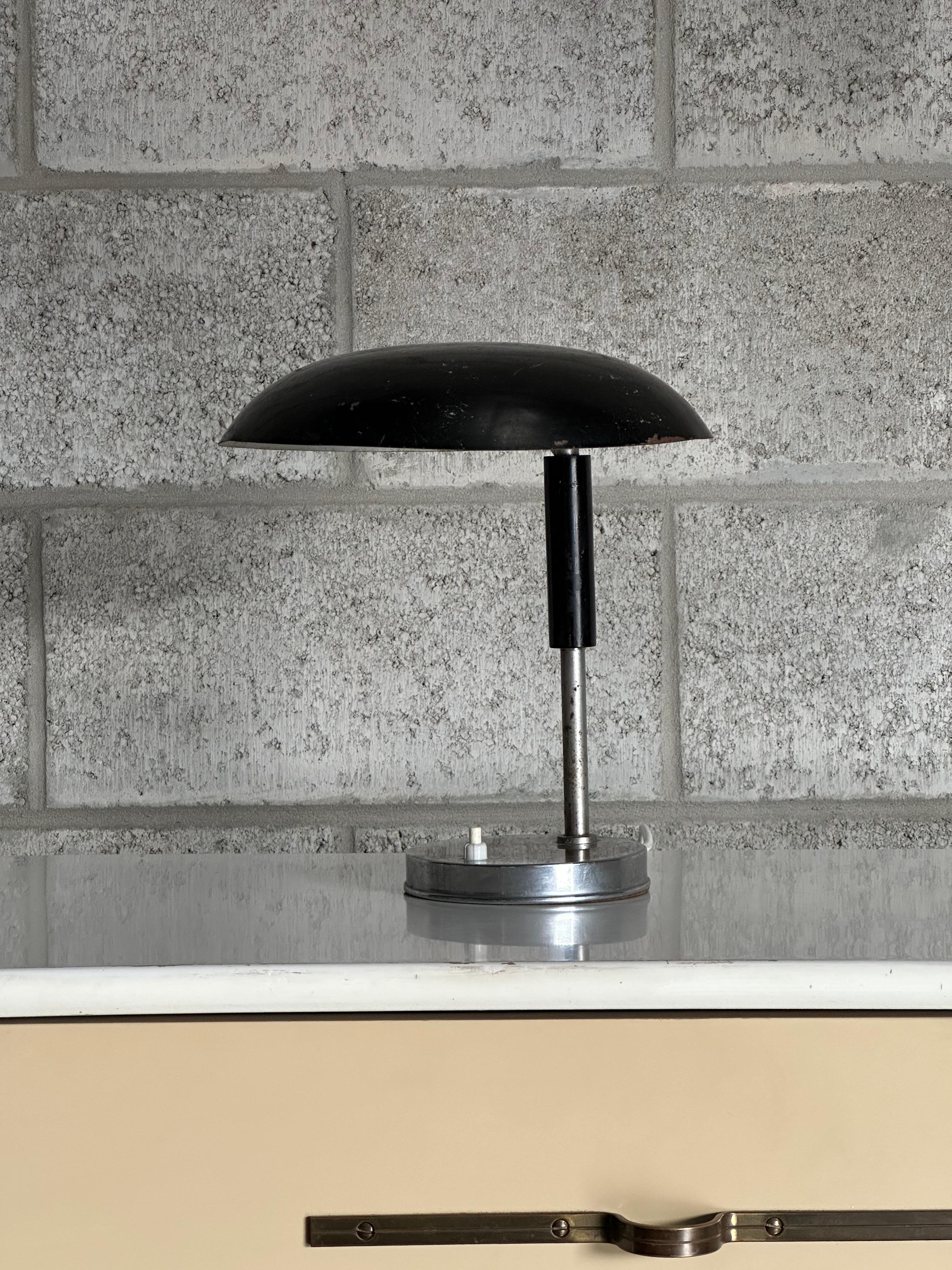 Magnifique lampe suédoise datant des années 1940, dans le style Bauhaus. Une forme superbe et un design minimaliste tout en étant fonctionnel. La lampe est attribuée à Harald Notini