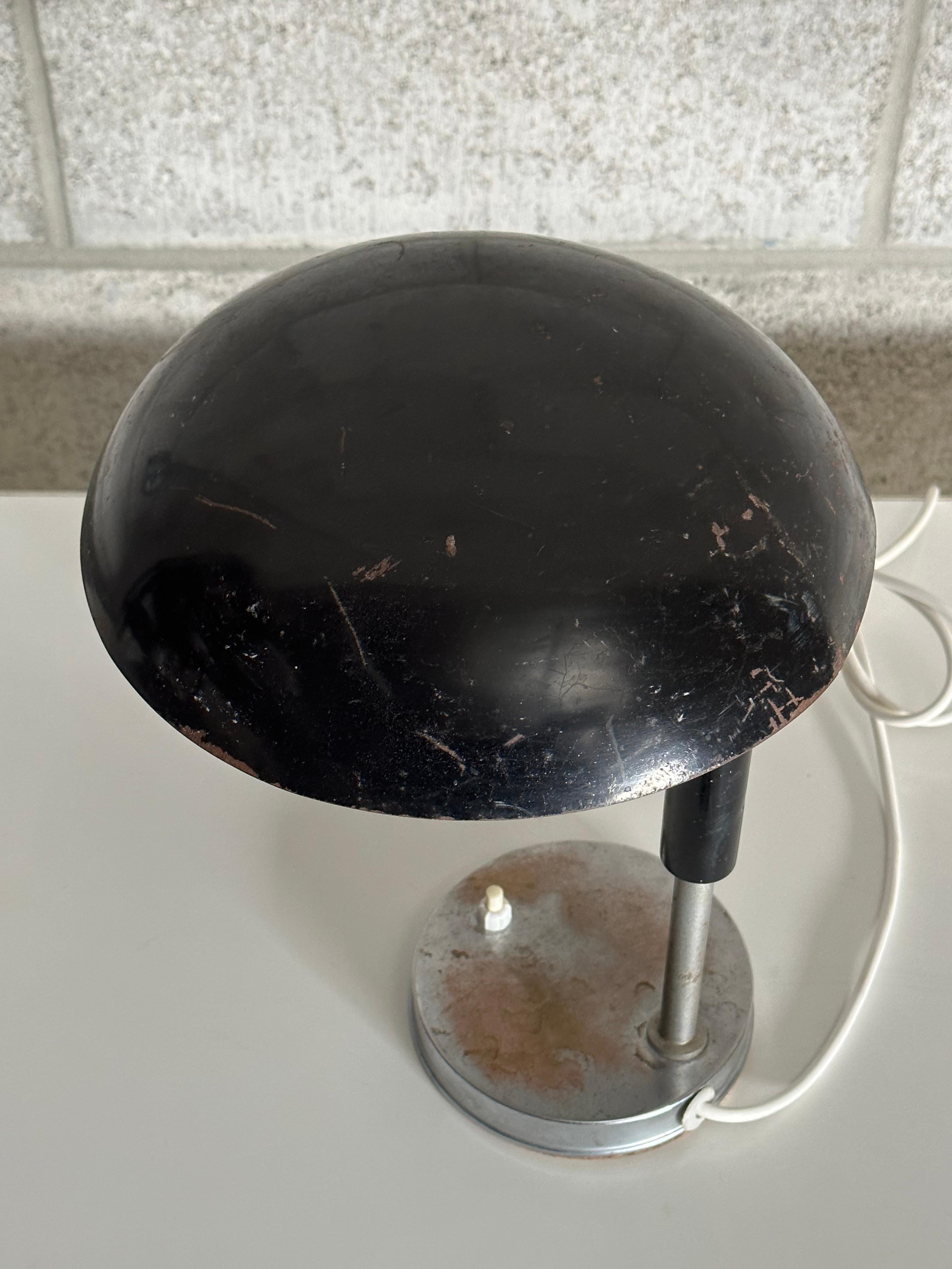 Milieu du XXe siècle Lampe de table attribuée à Harald Notini pour Böhlmarks, Suède, années 1940 en vente
